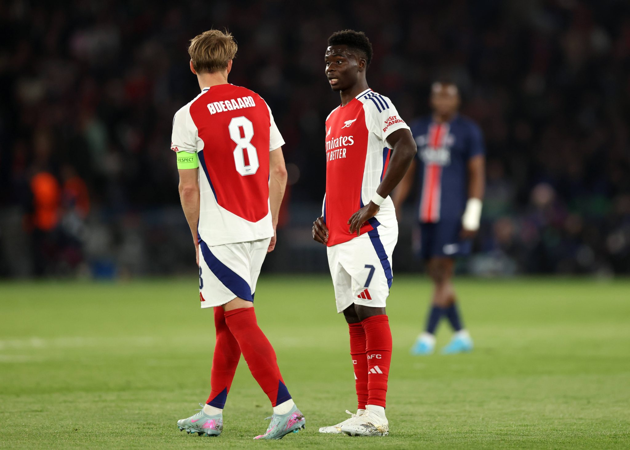 Odegaard e Saka conversam durante jogo do Arsenal