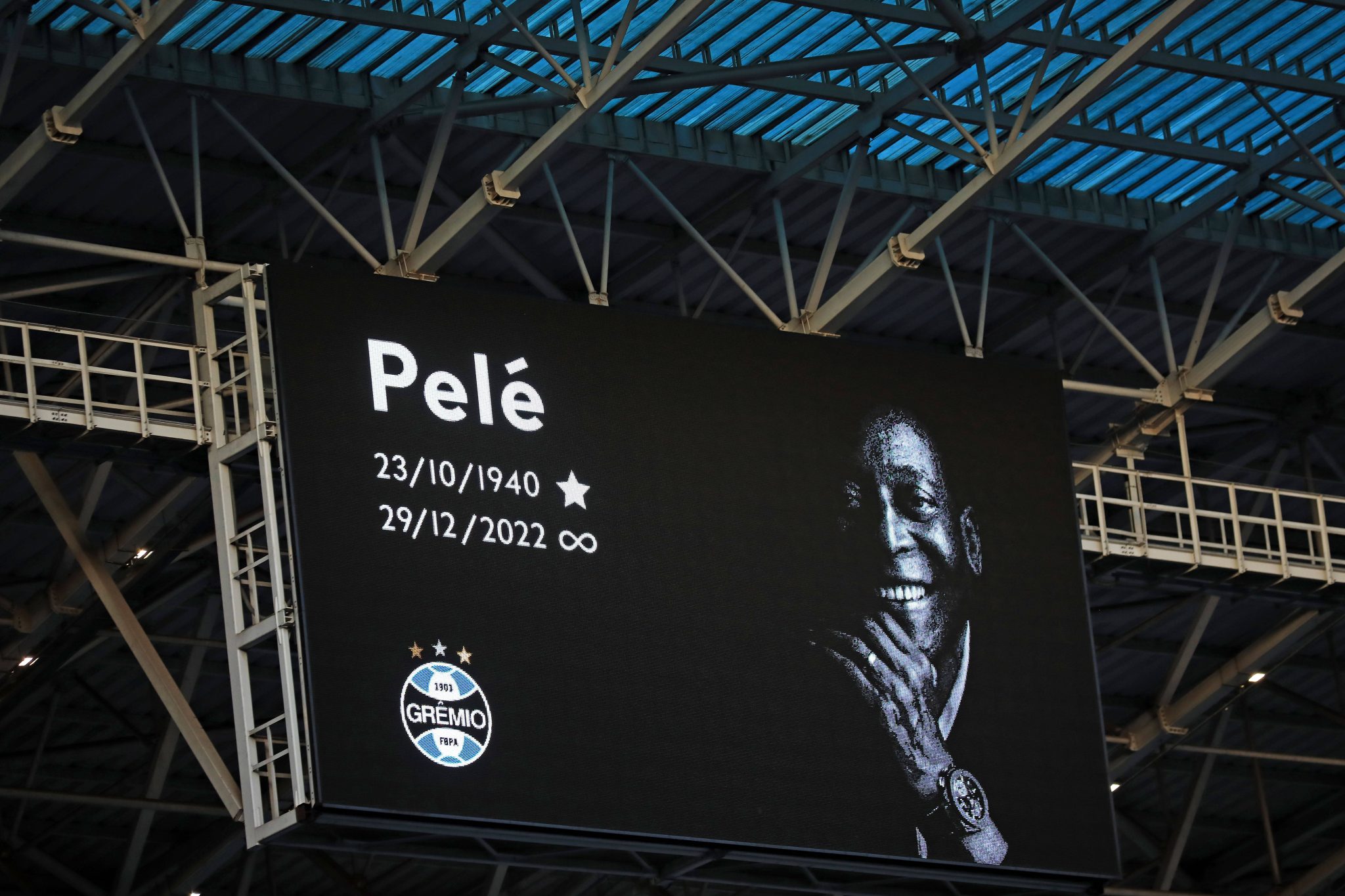 Tel&atilde;o da Arena do Gr&ecirc;mio presta homenagem ao Rei Pel&eacute;