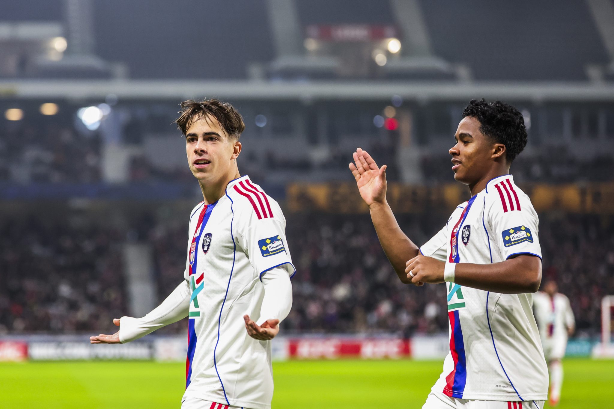 Afonso Moreira e Endrick comemoram gol do Lyon