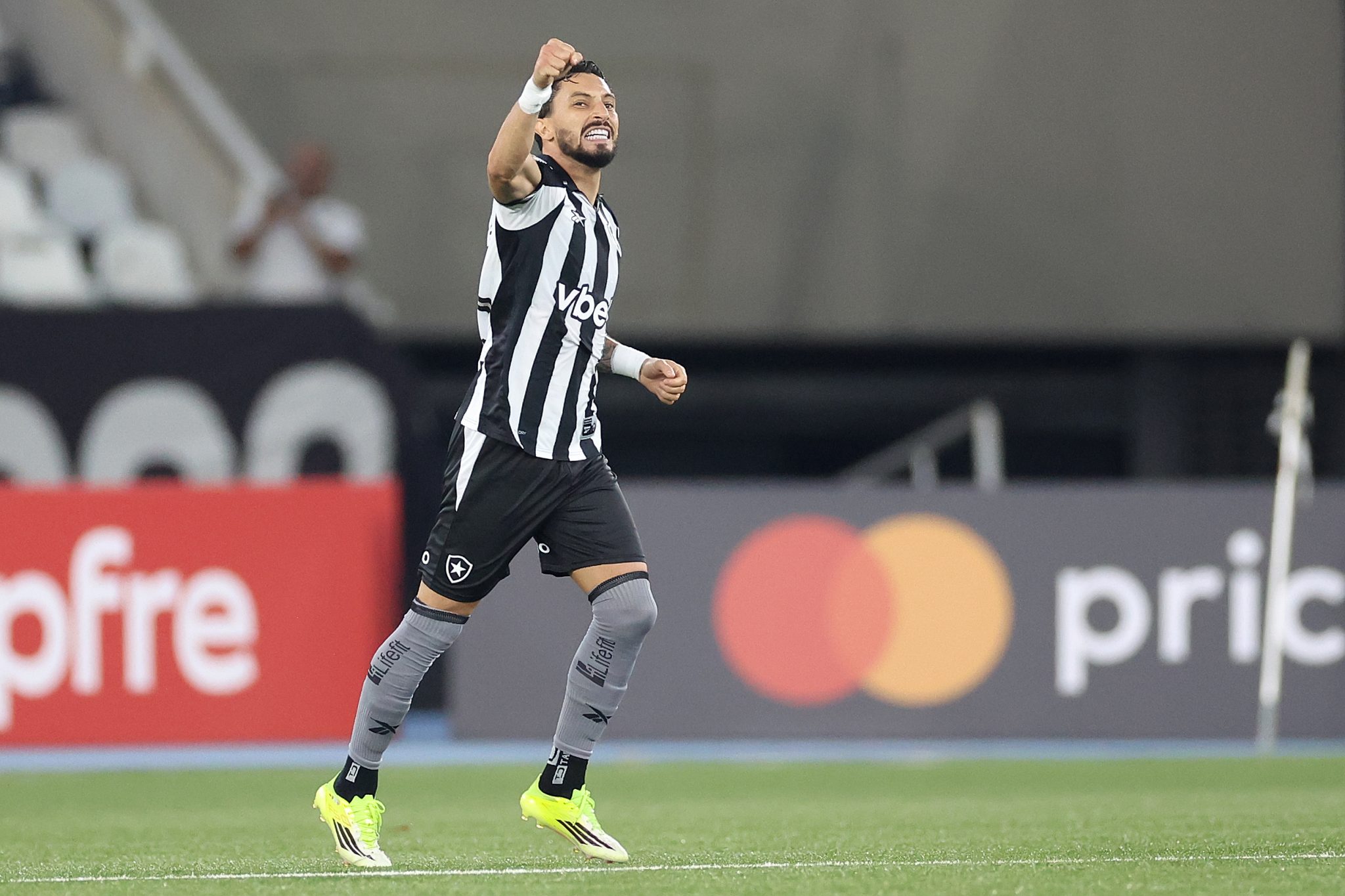 Alex Telles celebra gol do Botafogo