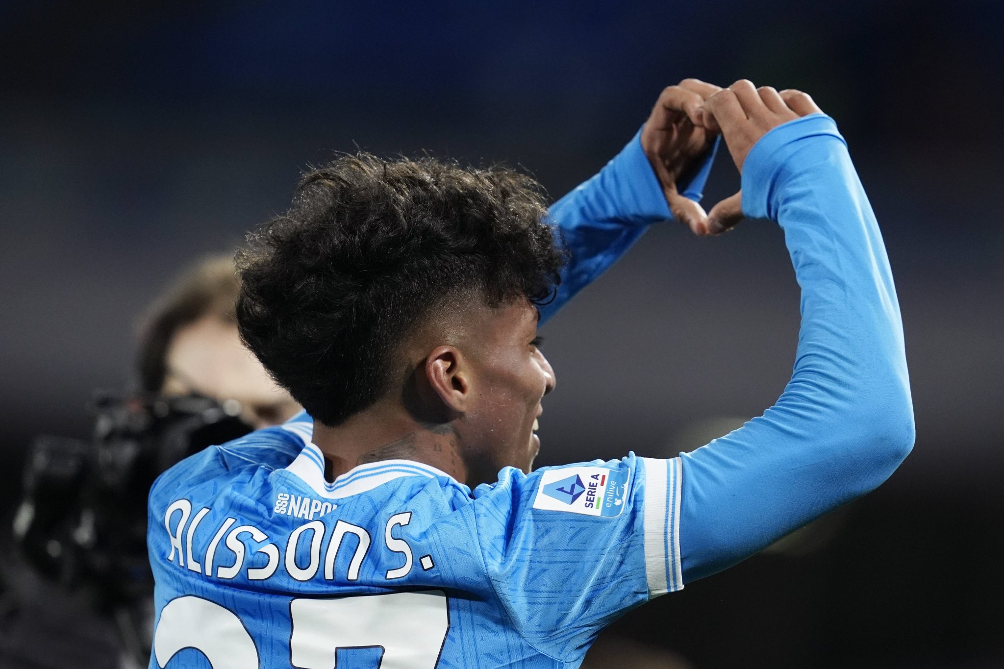 Alisson Santos comemora gol marcado pelo Napoli