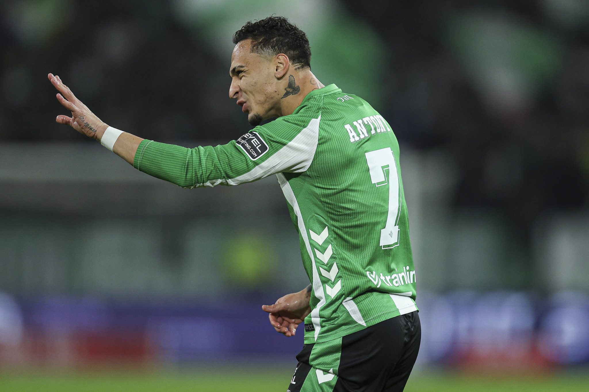 Antony tem jogado com dores no Betis (Foto: Imago)