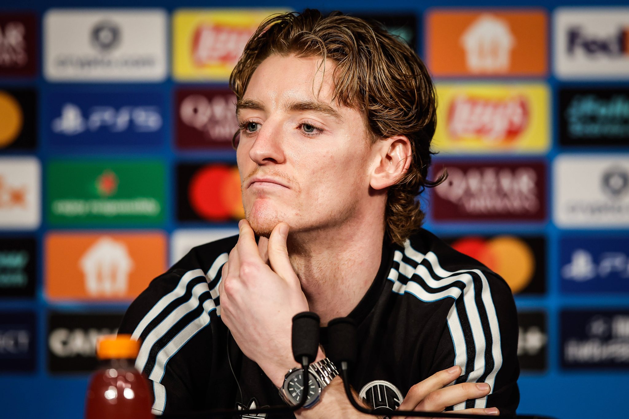 Antony Gordon em coletiva pelo Newcastle (Foto: Imago)