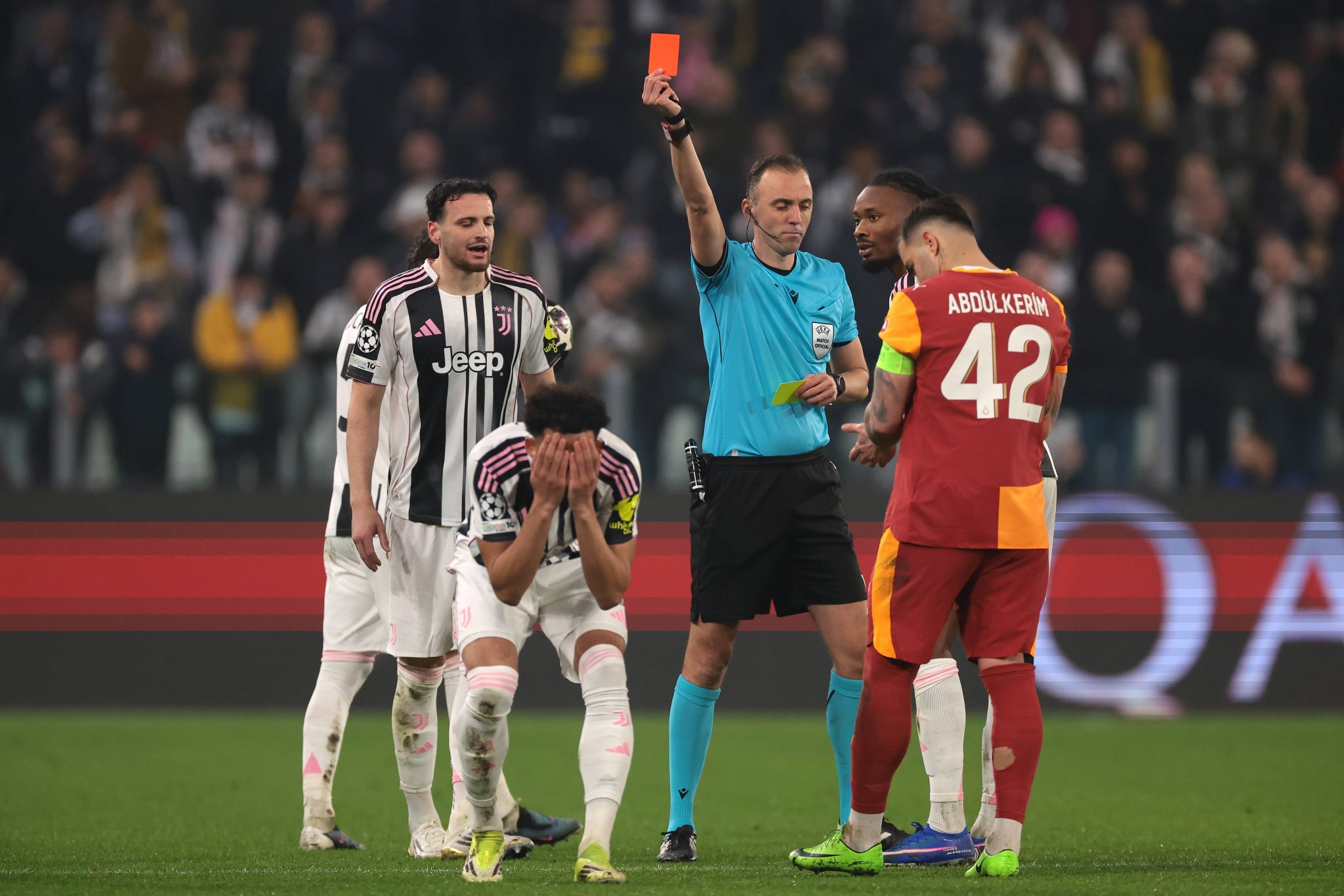&Aacute;rbitro aplica cart&atilde;o vermelho durante jogo entre Juventus x Galatasaray