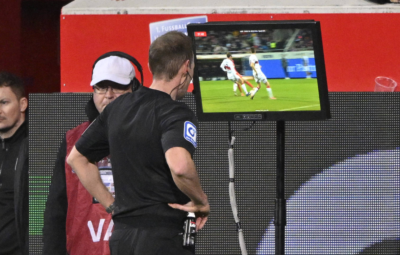 &Aacute;rbitro checa monitor do VAR durante jogo do futebol alem&atilde;o