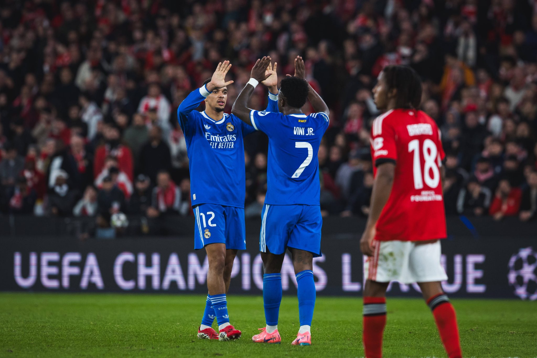 Arnold e Vinicius J&uacute;nior comemoram gol do Real Madrid