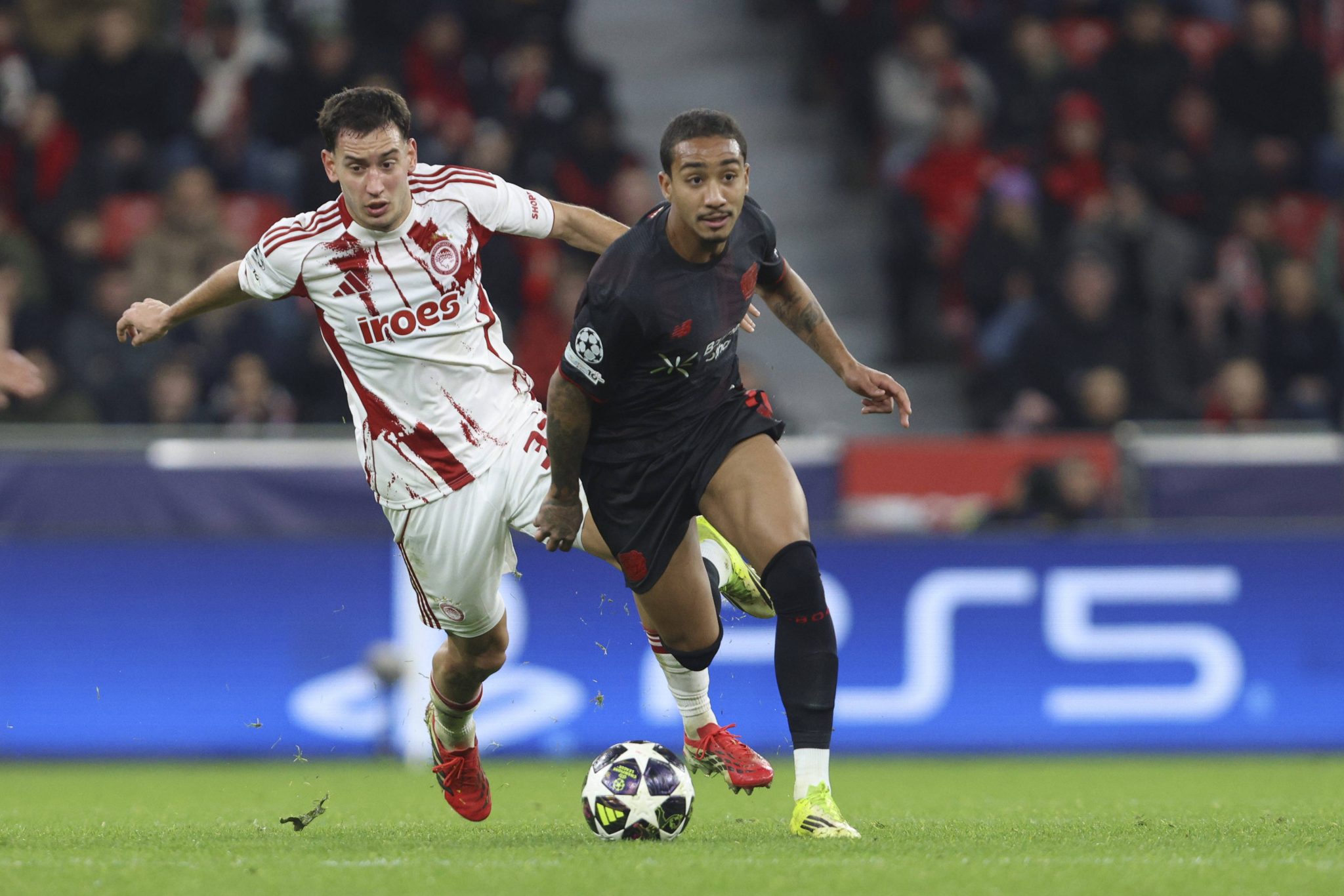 Arthur em campo pelo Leverkusen na Champions League
