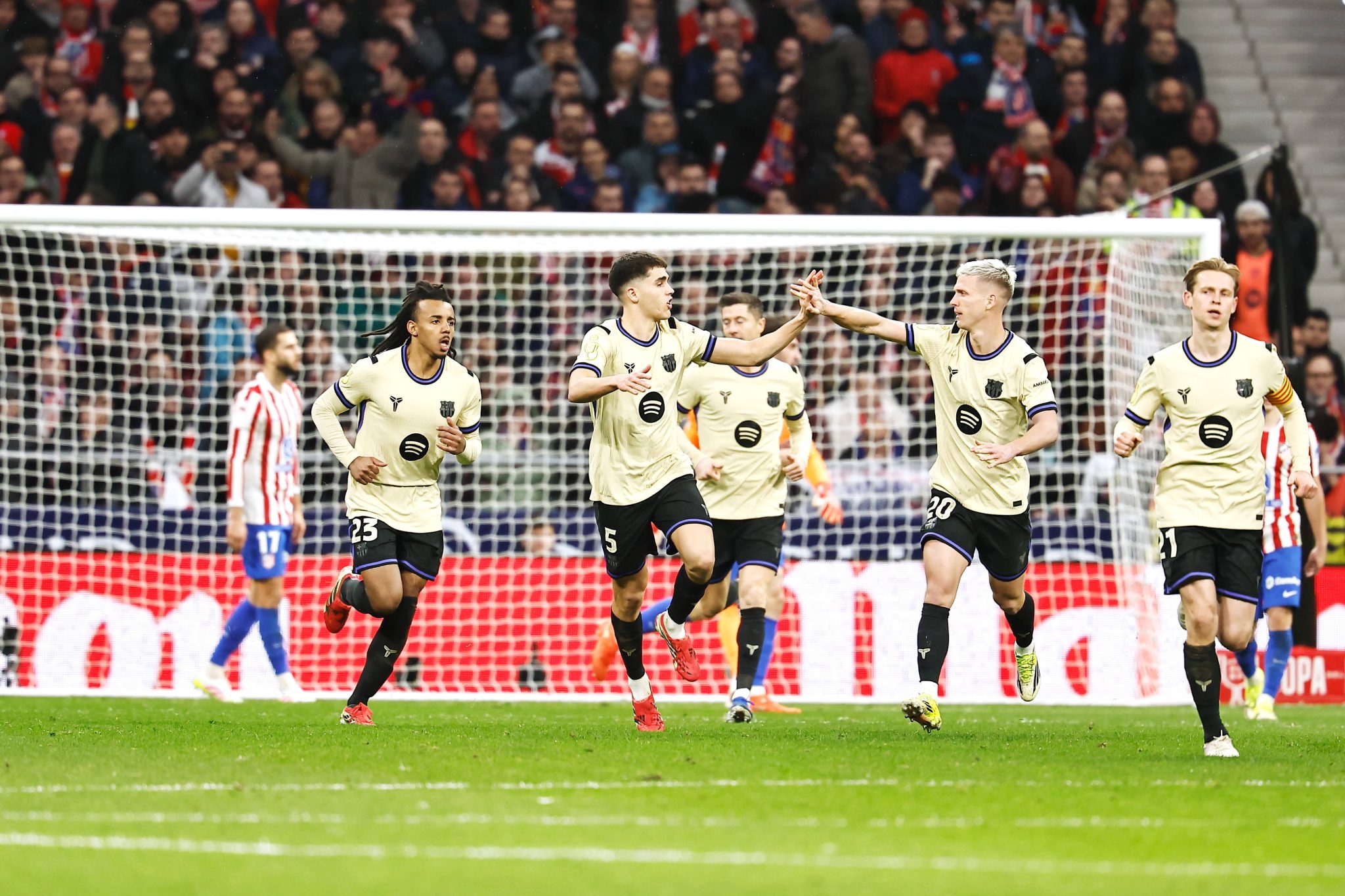 Barcelona comemora gol de Pau Cubars&iacute; sobre Atl&eacute;tico de Madrid antes de anula&ccedil;&atilde;o do VAR (Foto: Imago)