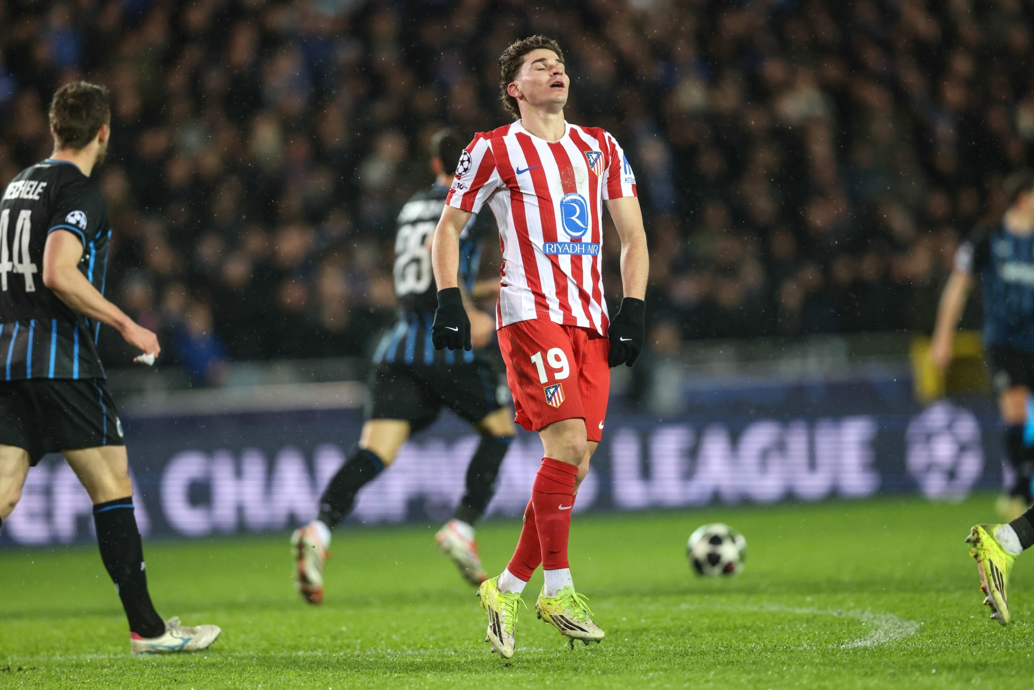 Julian &Aacute;lvarez contra o Brugge