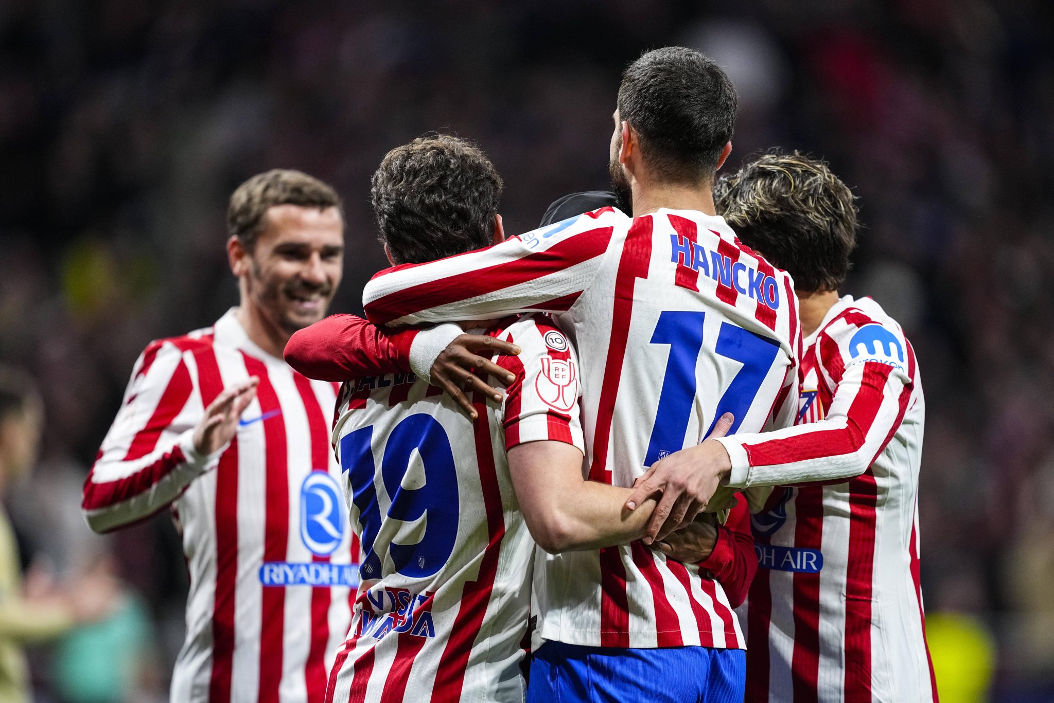 Jogadores do Atl&eacute;tico de Madrid celebram gol contra o Barcelona
