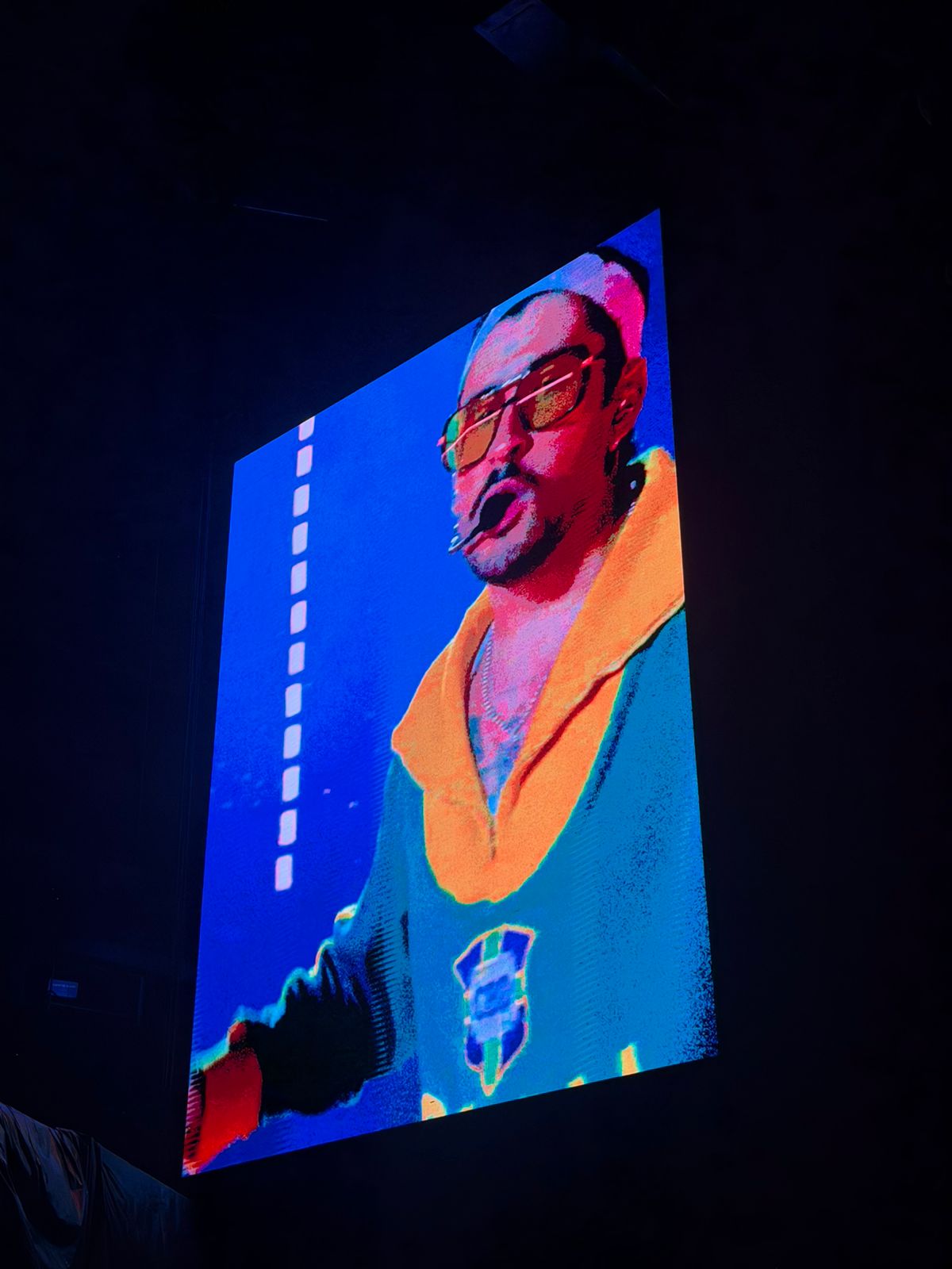 Bad Bunny com o agasalho de Pel&eacute;, usado na Copa do Mundo de 1966