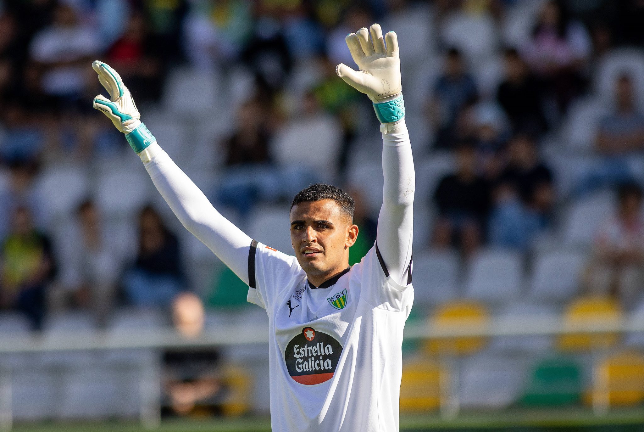 Quem &eacute; o goleiro brasileiro que pegou tudo contra Benfica e foi eleito o melhor da partida?