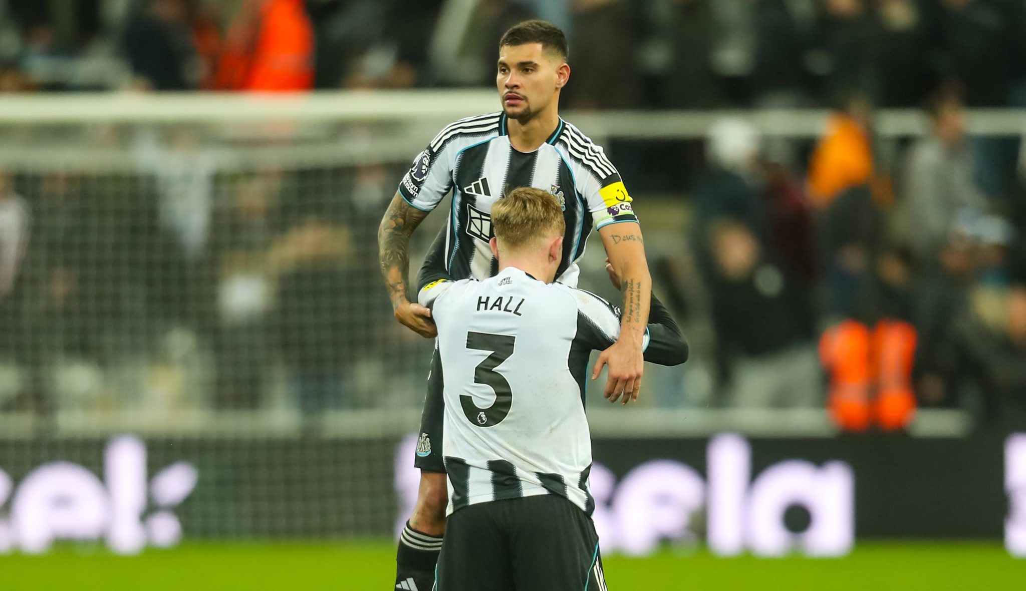 Nem paradoxo de Bruno Guimar&atilde;es salva Newcastle de trope&ccedil;o para Brentford de Igor Thiago