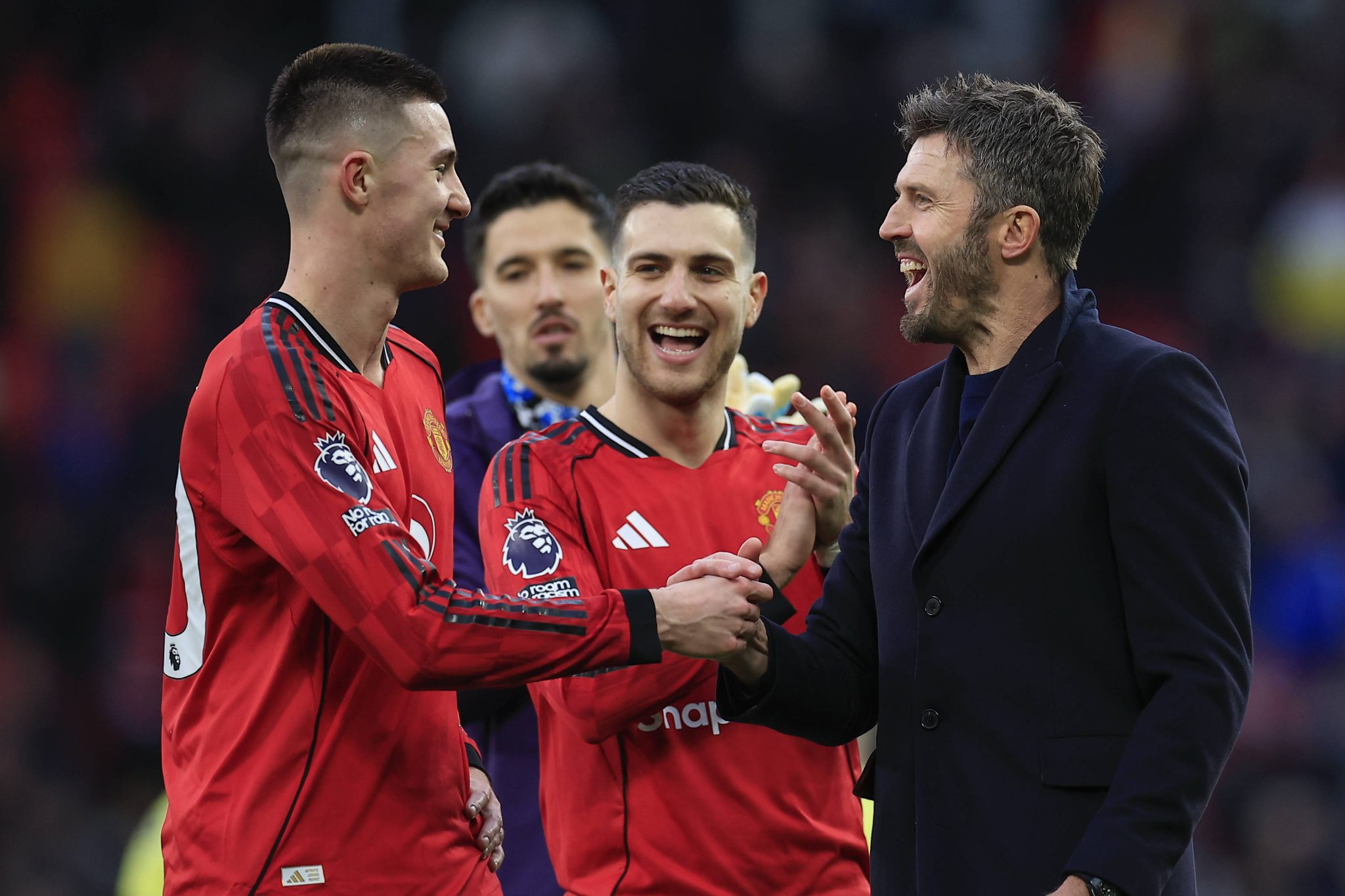 Carrick rindo com jogadores do United 