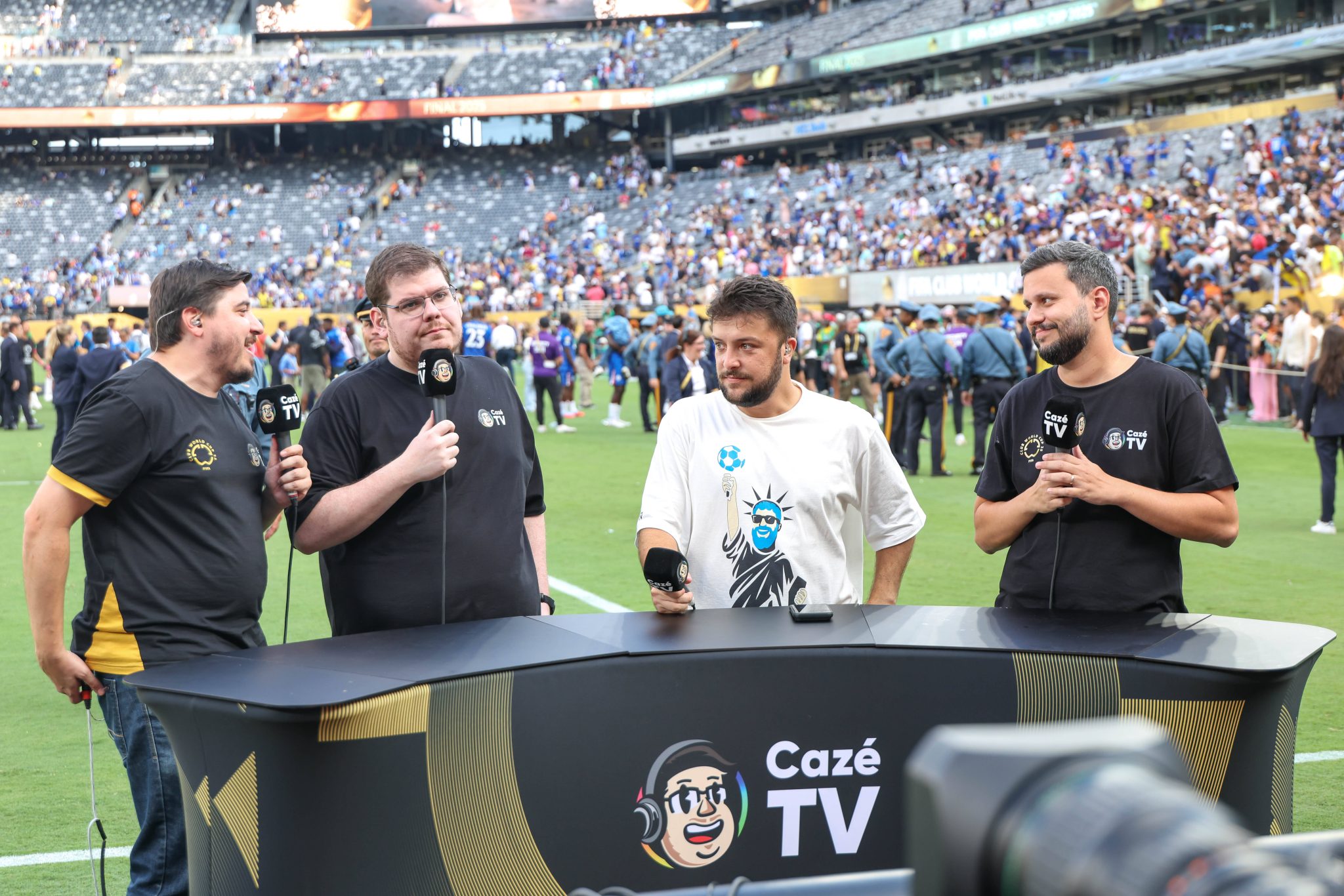 Fen&ocirc;menos digitais como a Caz&eacute; TV ganharam for&ccedil;a no mercado do futebol brasileiro (Foto: Imago)