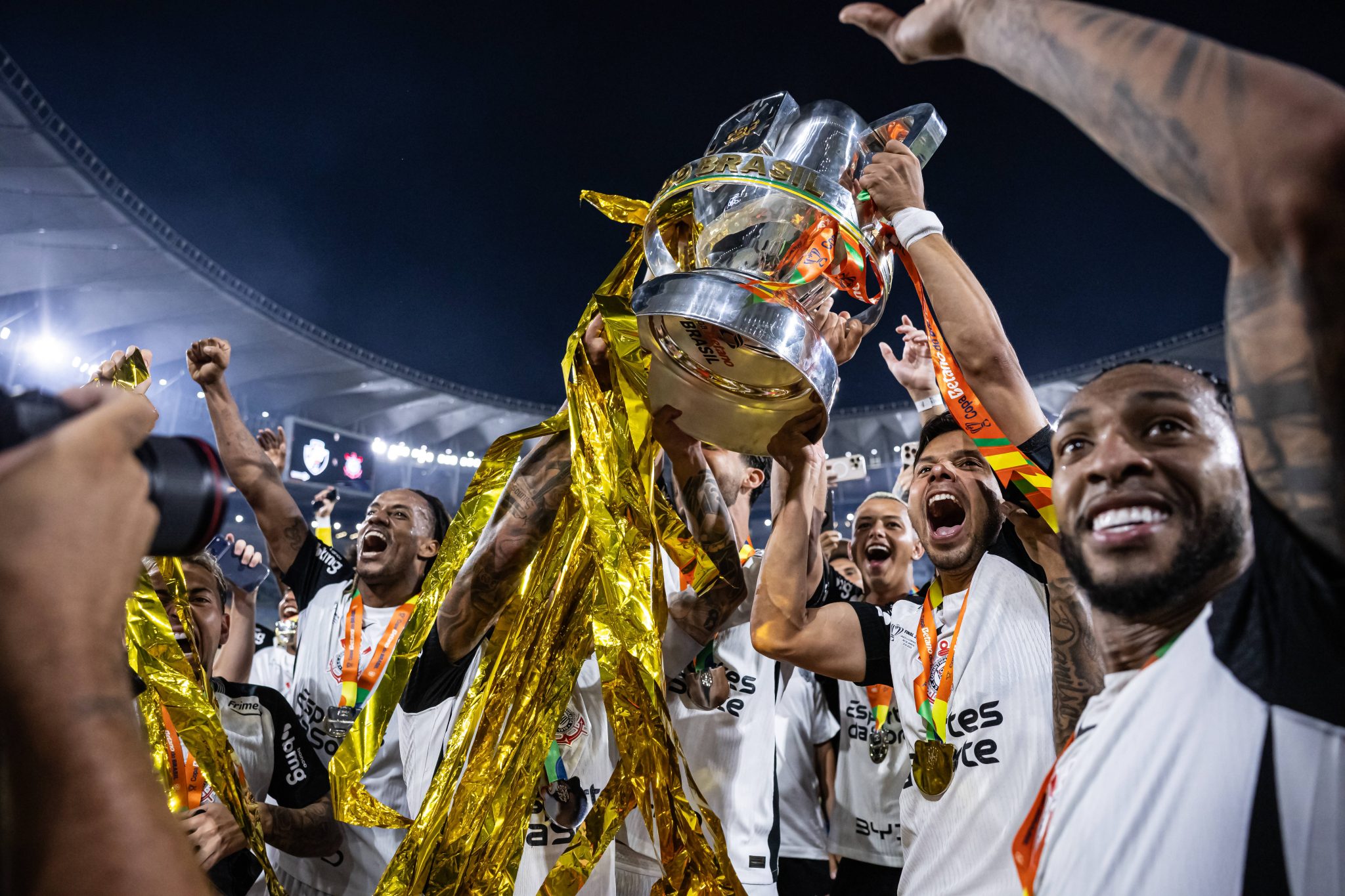 Jos&eacute; Mart&iacute;nez comemora t&iacute;tulo da Copa do Brasil com jogadores do Corinthians (Foto: Imago)