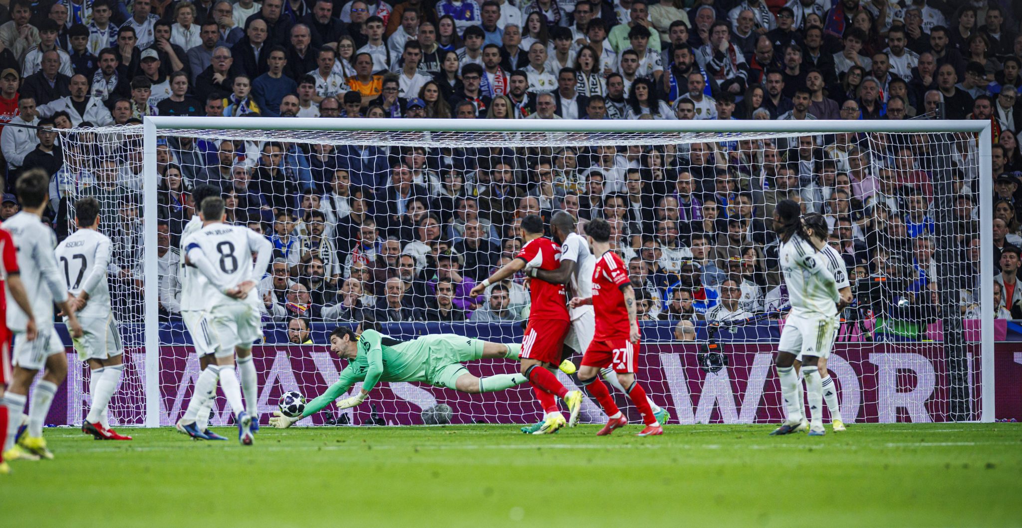 Defesa de Courtois contra o Benfica