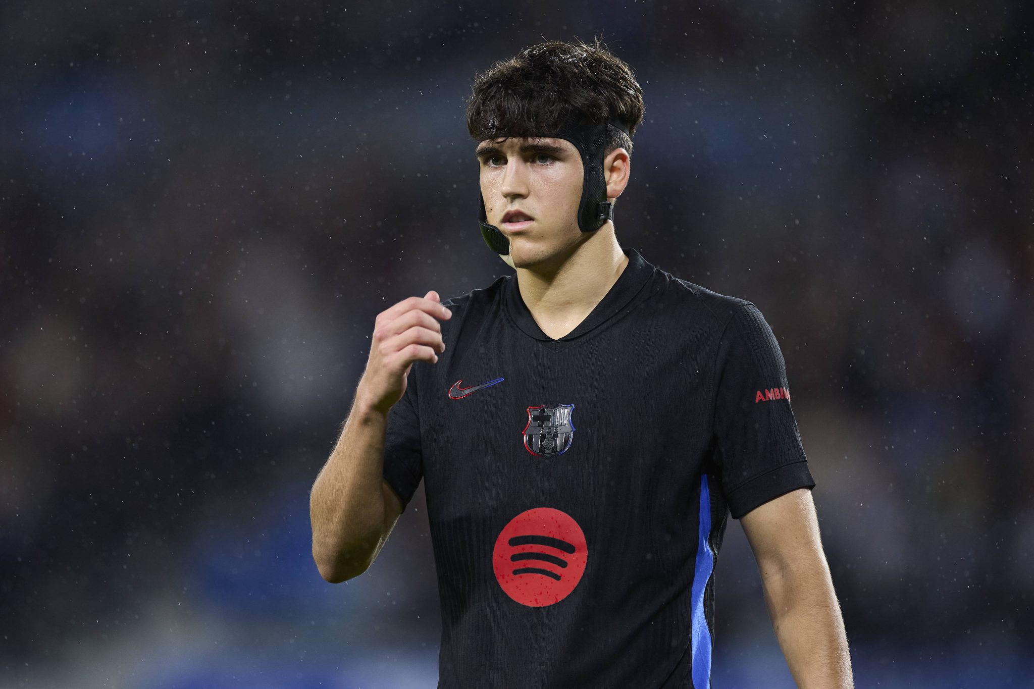 Pau Cubars&iacute; com prote&ccedil;&atilde;o no rosto em jogo do Barcelona (Foto: Imago)