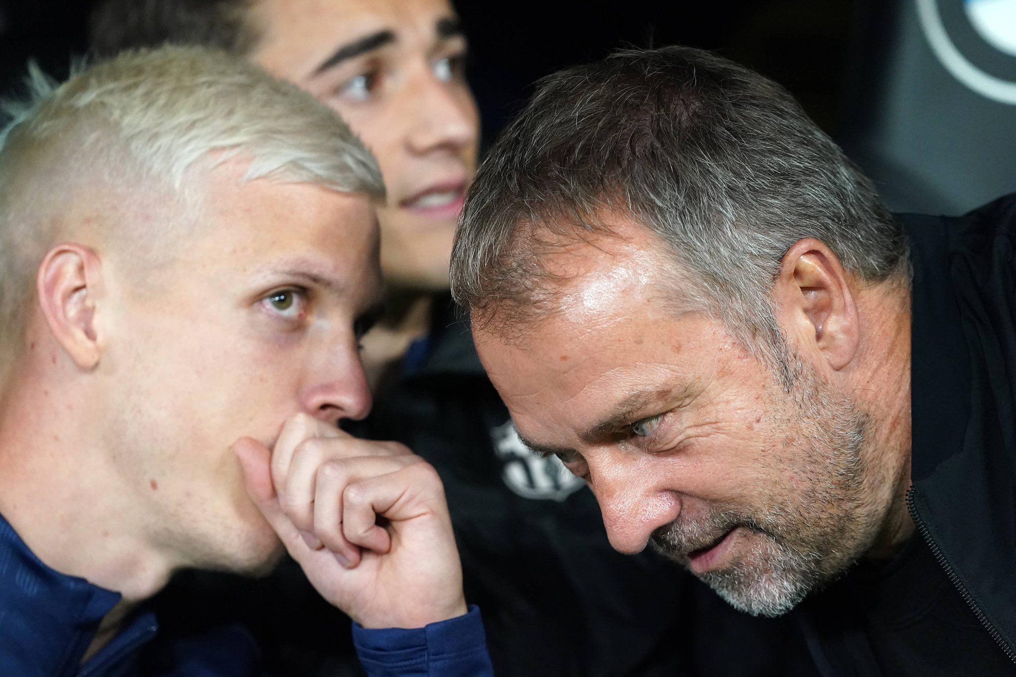 Dani Olmo e Hansi Flick em jogo do Barcelona