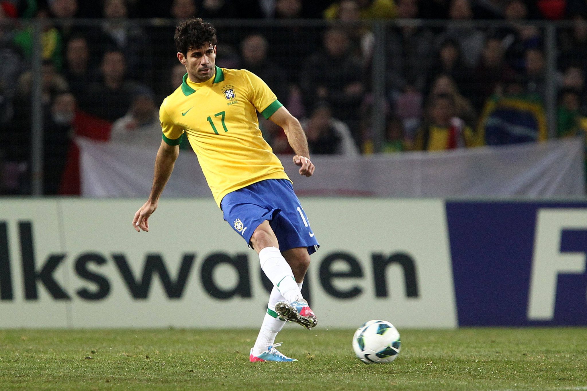 Diego Costa chegou a jogar pelo Brasil em amistosos de mar&ccedil;o de 2013 (Foto: Imago)