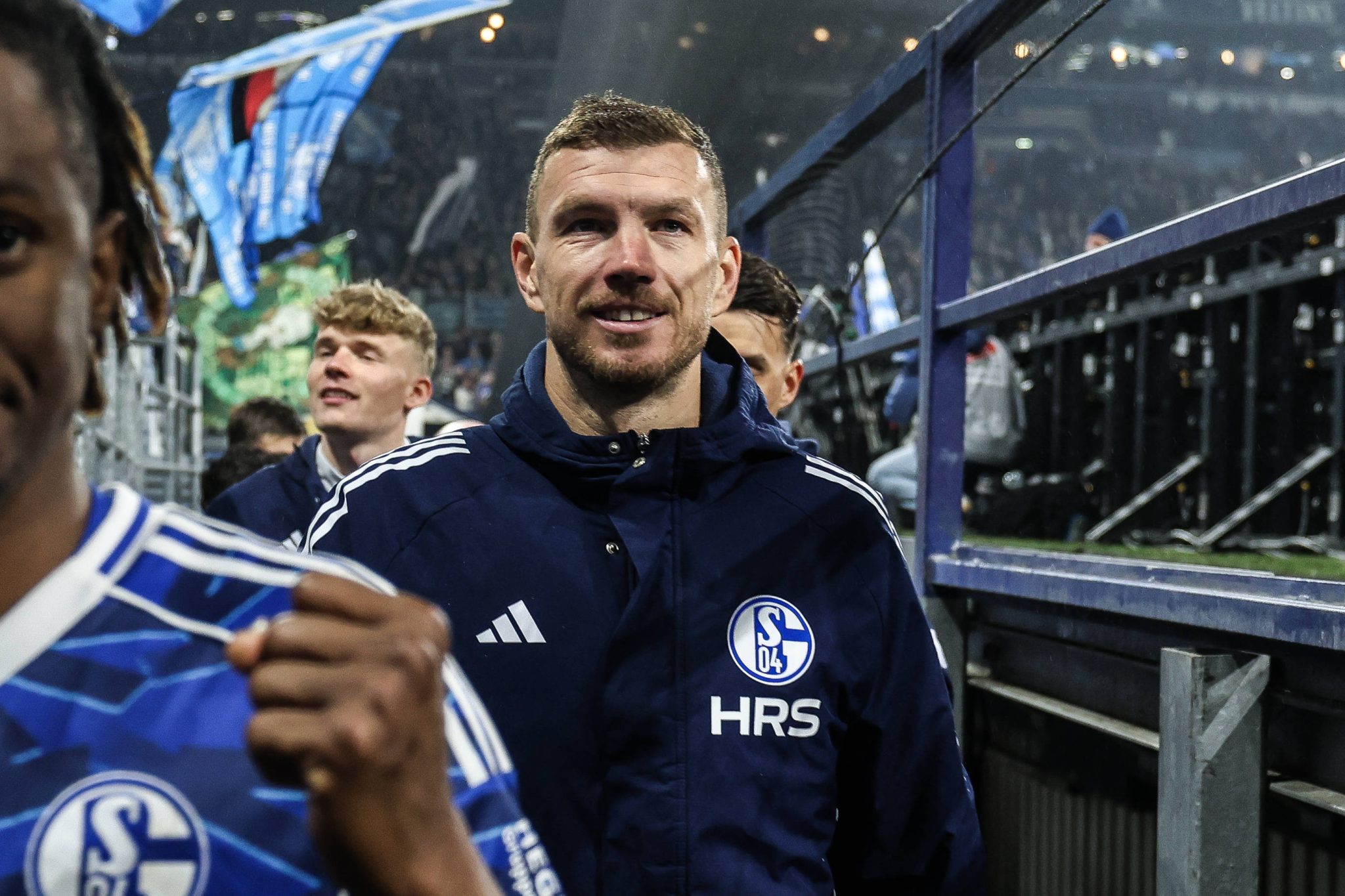 Do WhatsApp &agrave; lideran&ccedil;a: Como mensagem de Dzeko recolocou o Schalke no rumo da Bundesliga