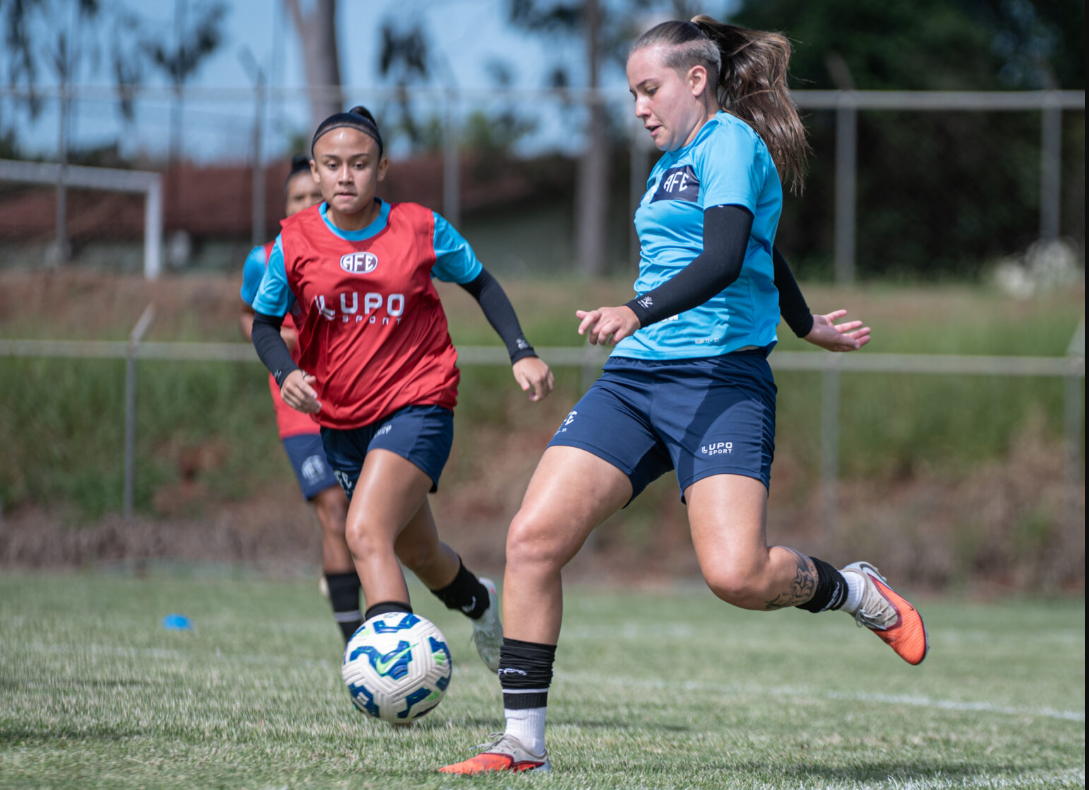 Elenco da equipe sub-20 das Guerreiras Gren&aacute;s, em treinamento no CT do Pinheirinho (Foto: Rafael Zocco/Ferrovi&aacute;ria)