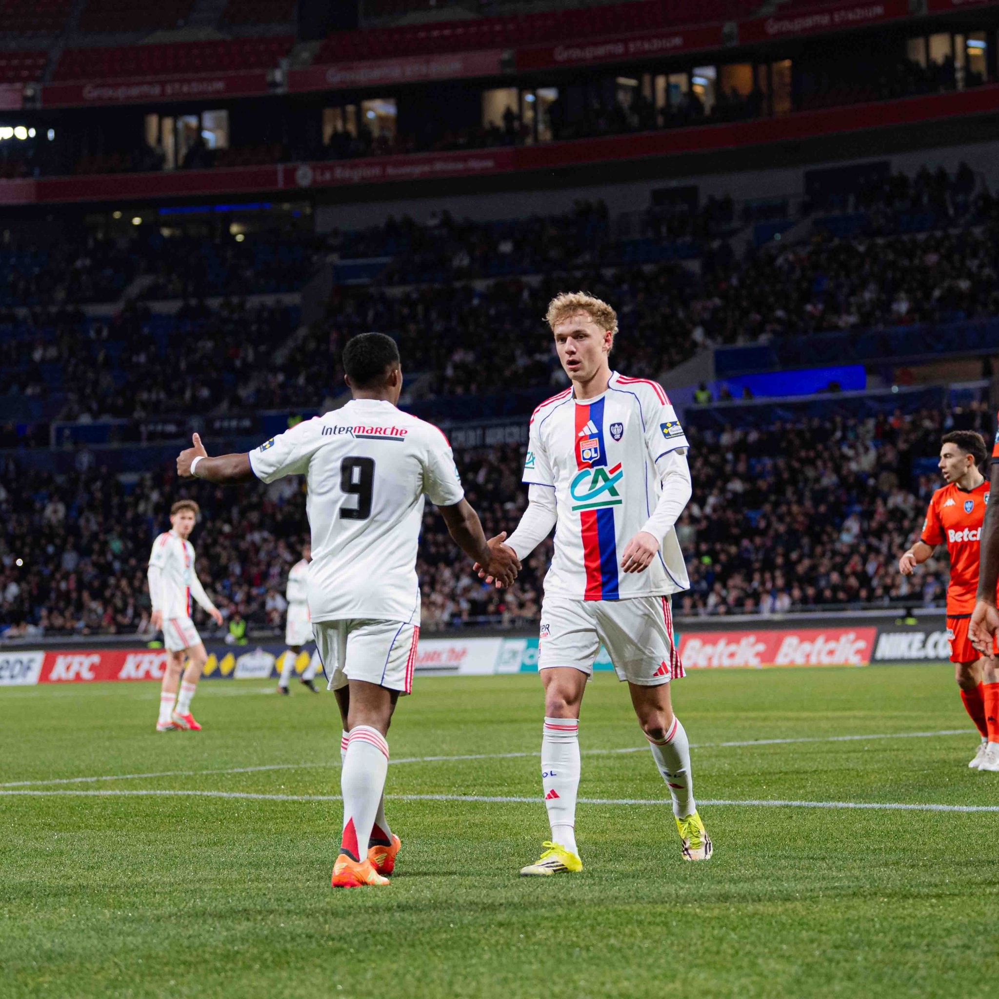 Endrick e Karabec em a&ccedil;&atilde;o pelo Lyon