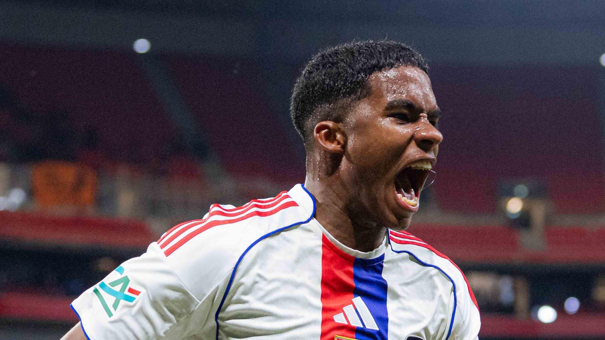 Endrick luta, muda de fun&ccedil;&atilde;o e faz gola&ccedil;o com recado a t&eacute;cnico do Lyon