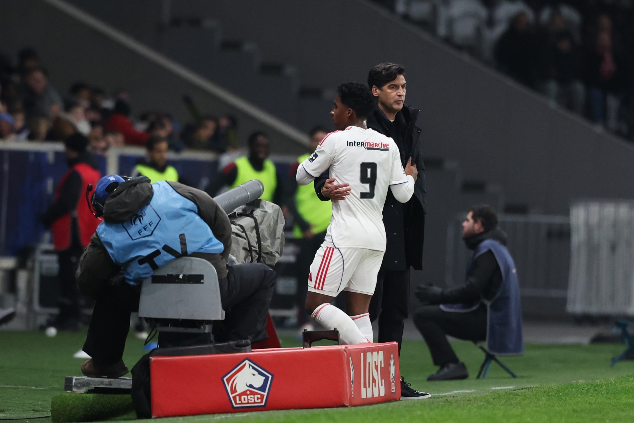 Endrick abra&ccedil;a Paulo Fonseca, t&eacute;cnico do Lyon (Foto: Icon Sport)