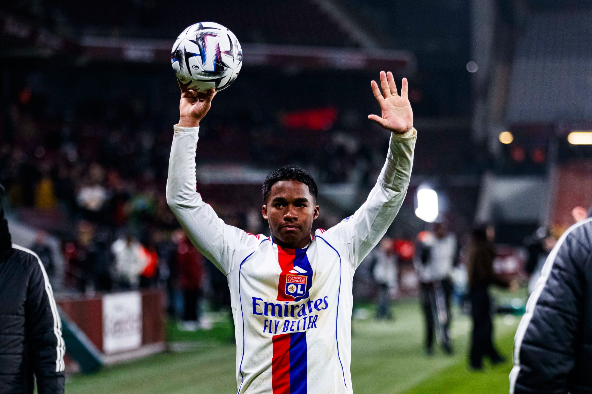 Endrick acena para torcida do Lyon