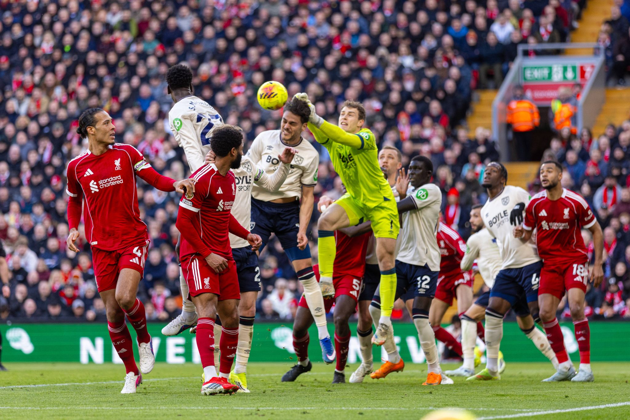 Escanteio do Liverpool em jogo contra o West Ham