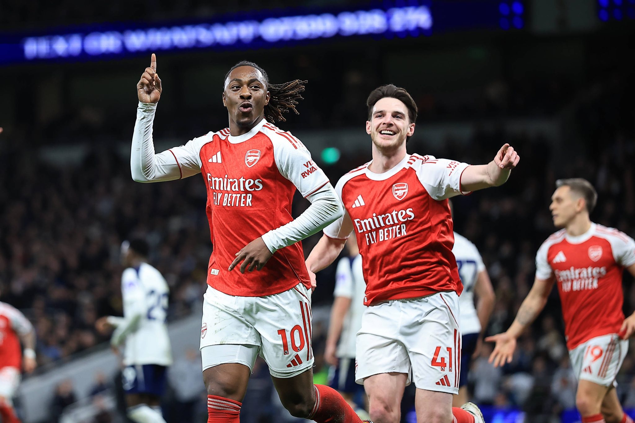 Eze e Rice comemoram gol do Arsenal