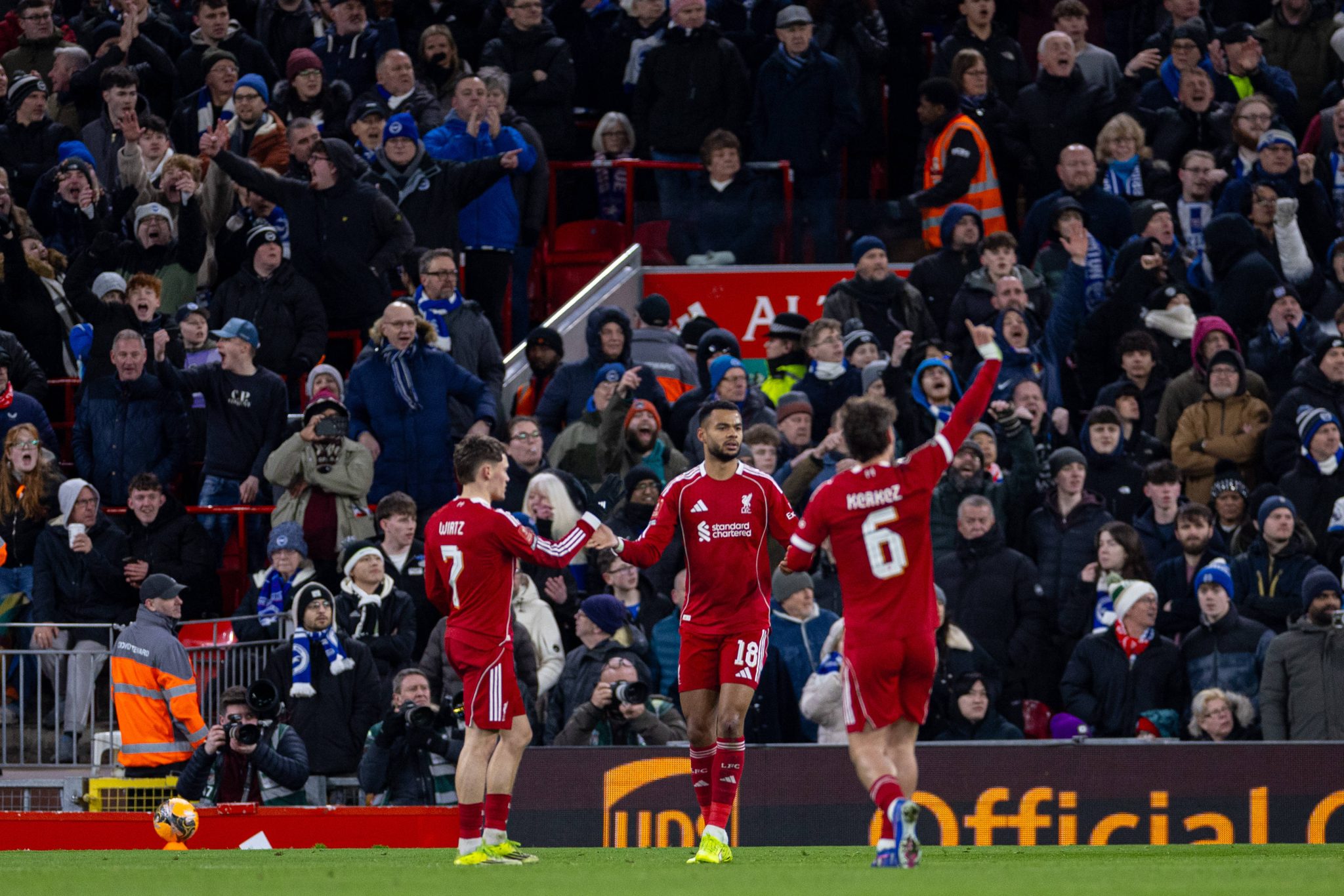 Gakpo reclama de gol anulado de Liverpool