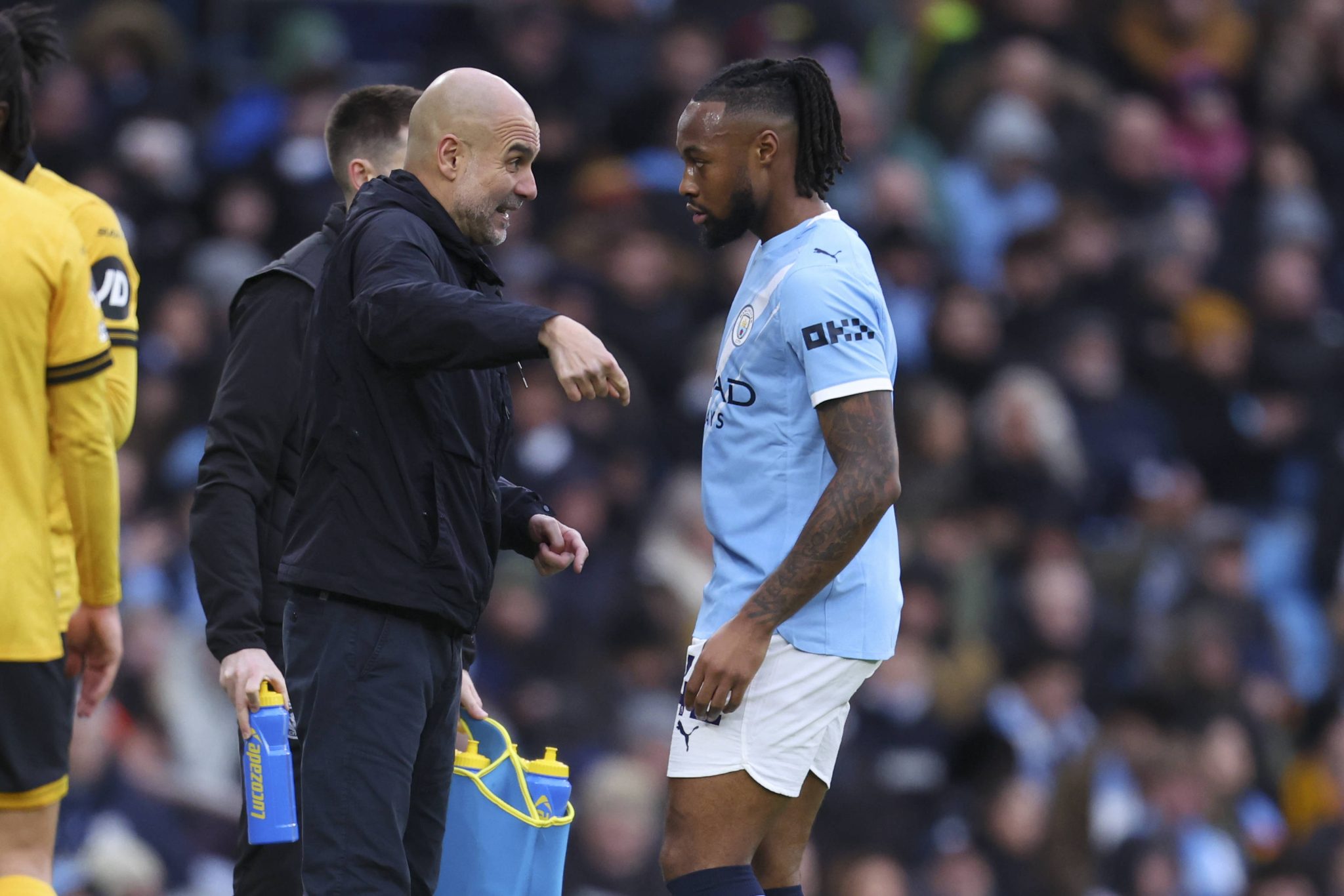 Guardiola d&aacute; instru&ccedil;&otilde;es a Semenyo em jogo do Manchester City