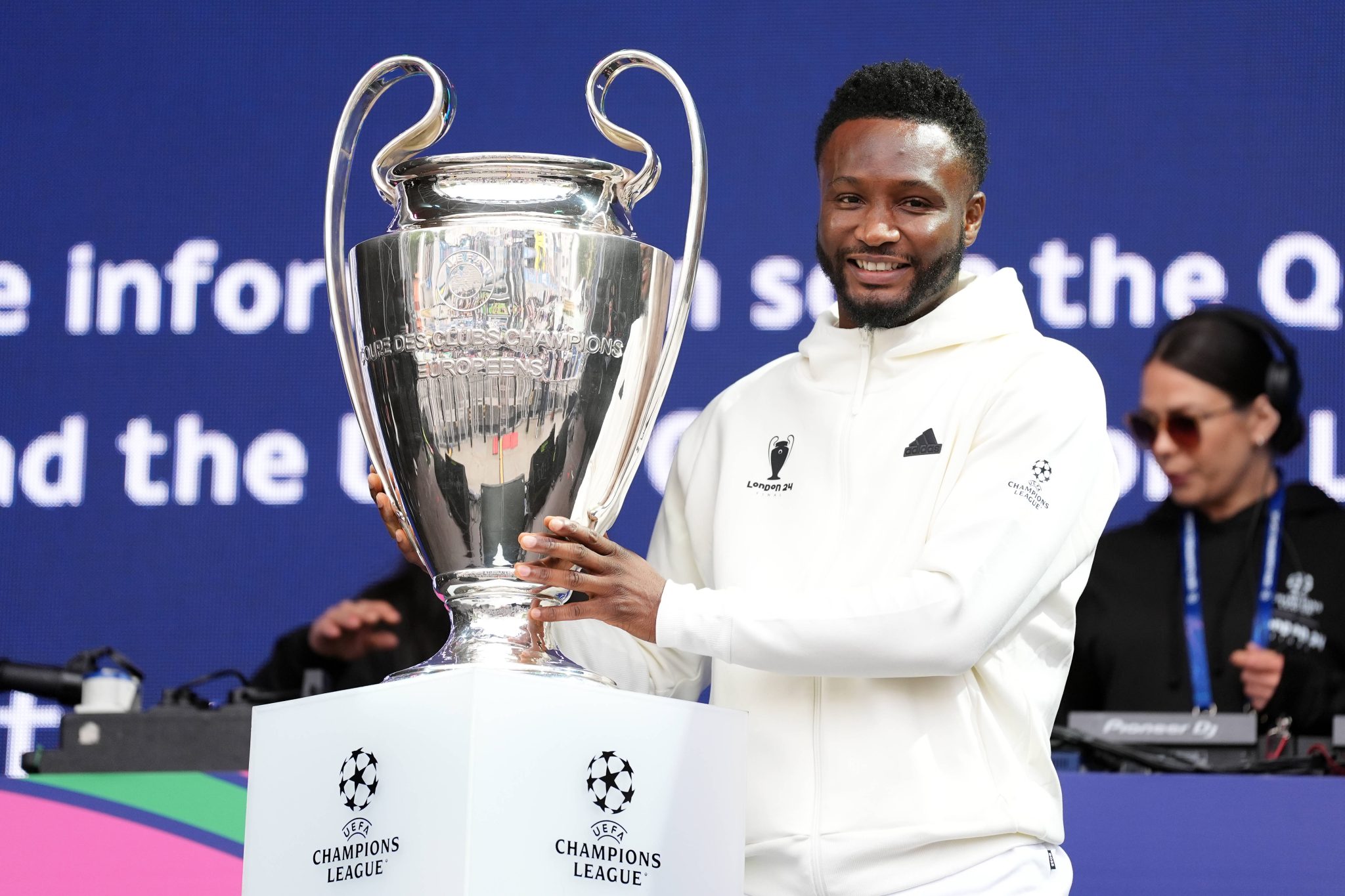 &lsquo;Acho que foi um erro enorme&rsquo;: Lenda do Chelsea condena decis&atilde;o do clube ap&oacute;s trope&ccedil;os