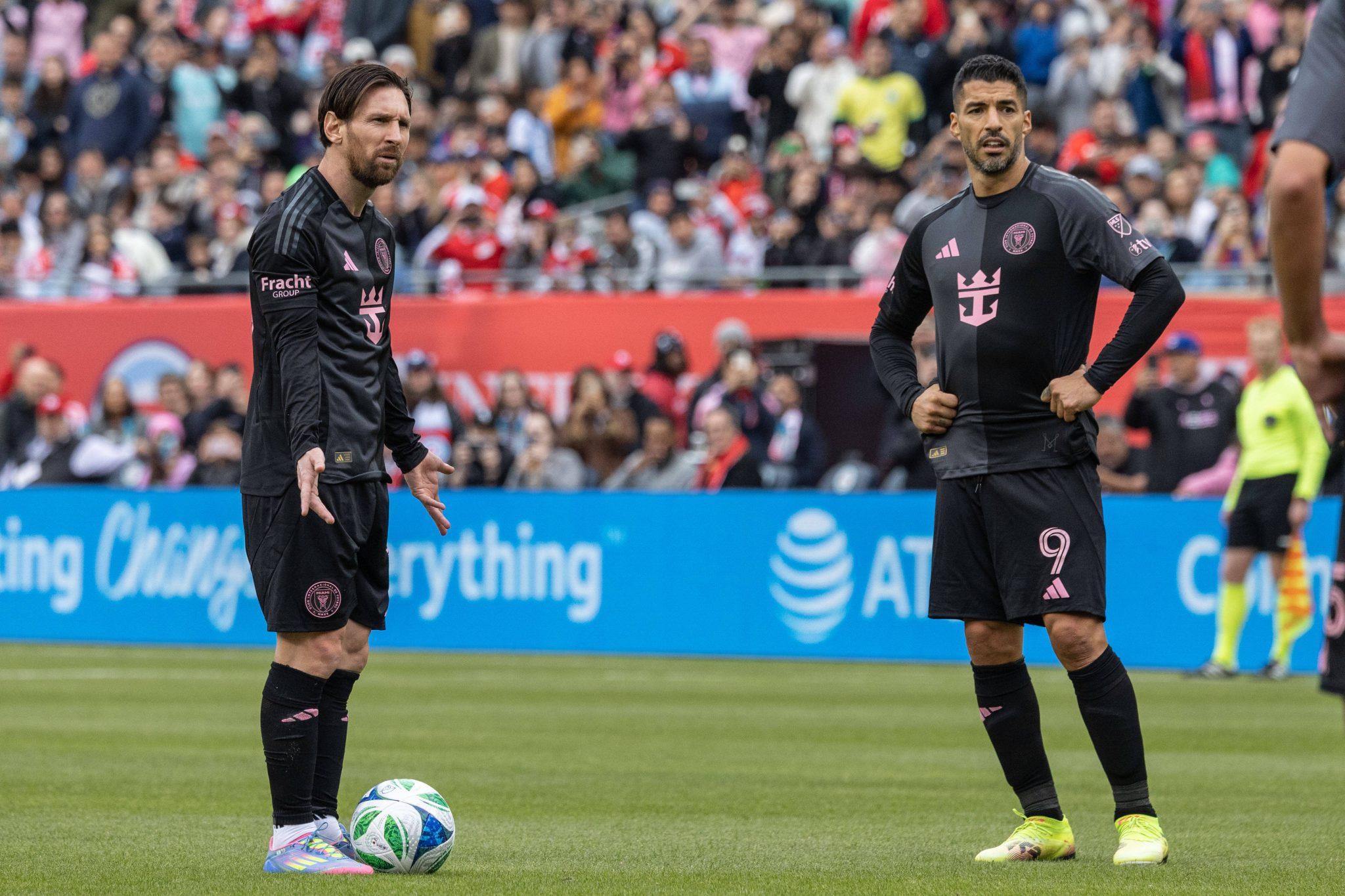 Messi e Su&aacute;rez durante partida da MLS (Foto: Imago)