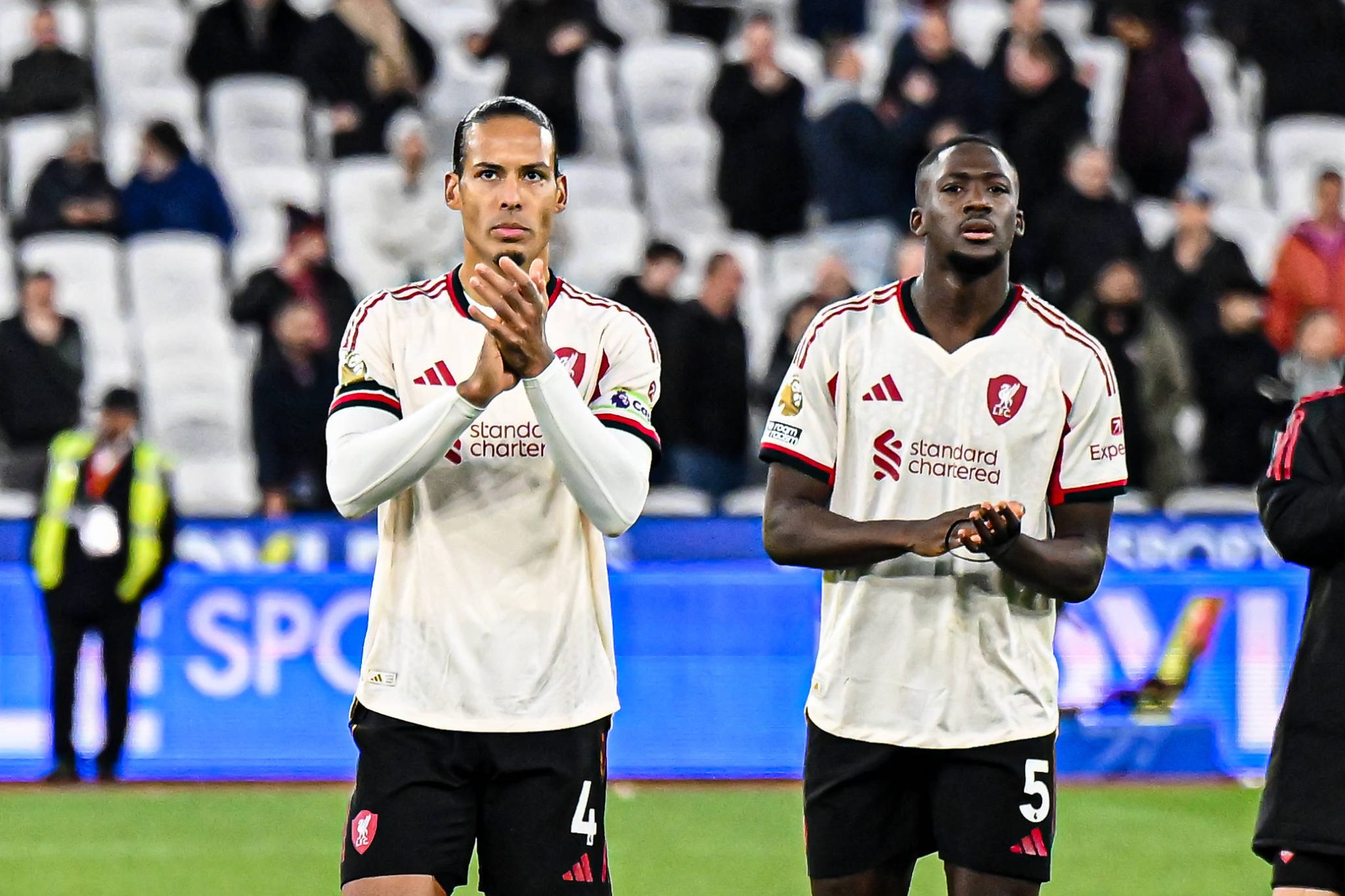 Van Dijk faz apelo p&uacute;blico por renova&ccedil;&atilde;o de companheiro, alvo do Real Madrid