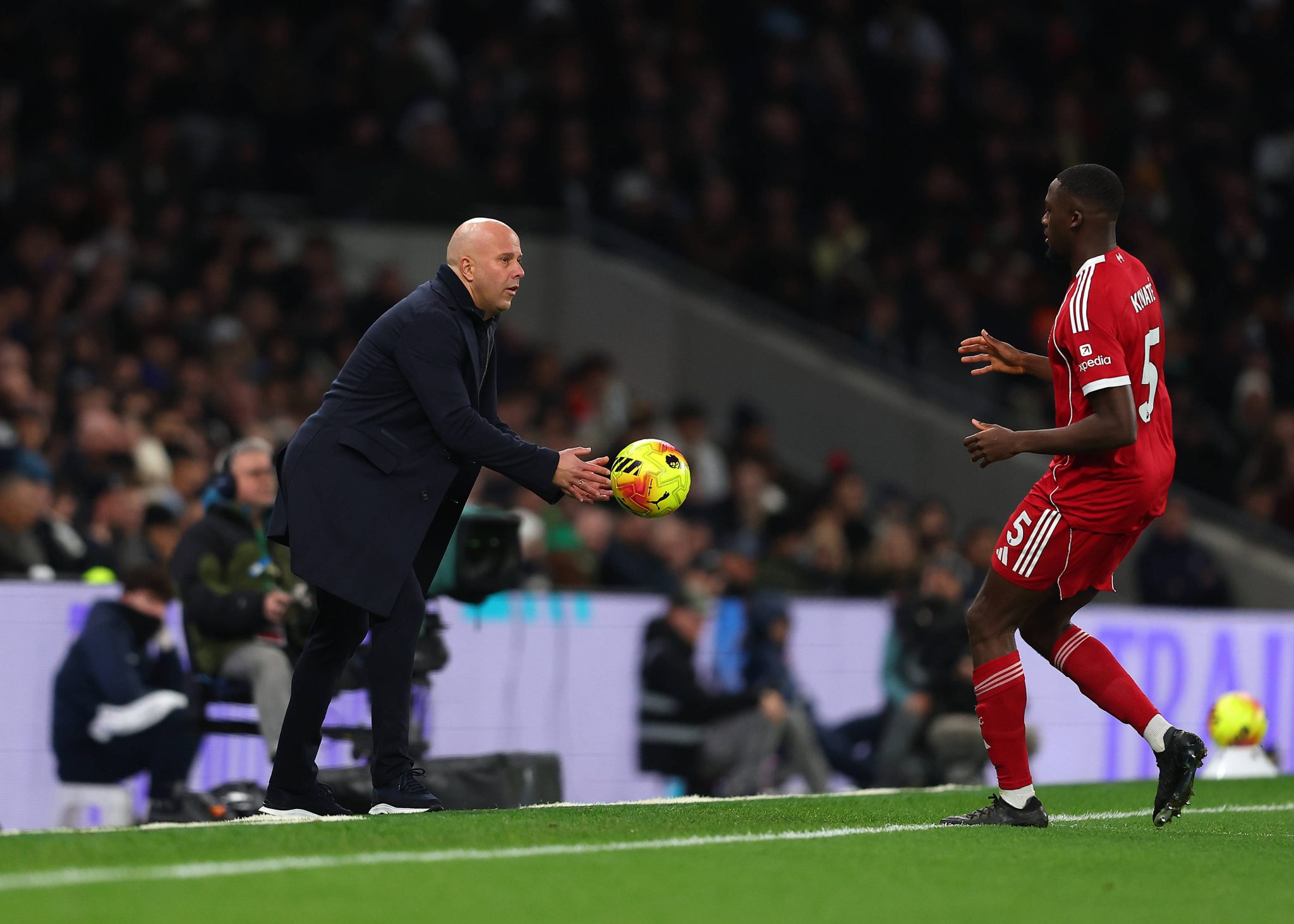 Arne Slot e Ibrahima Konat&eacute; no Liverpool (Foto: Imago)