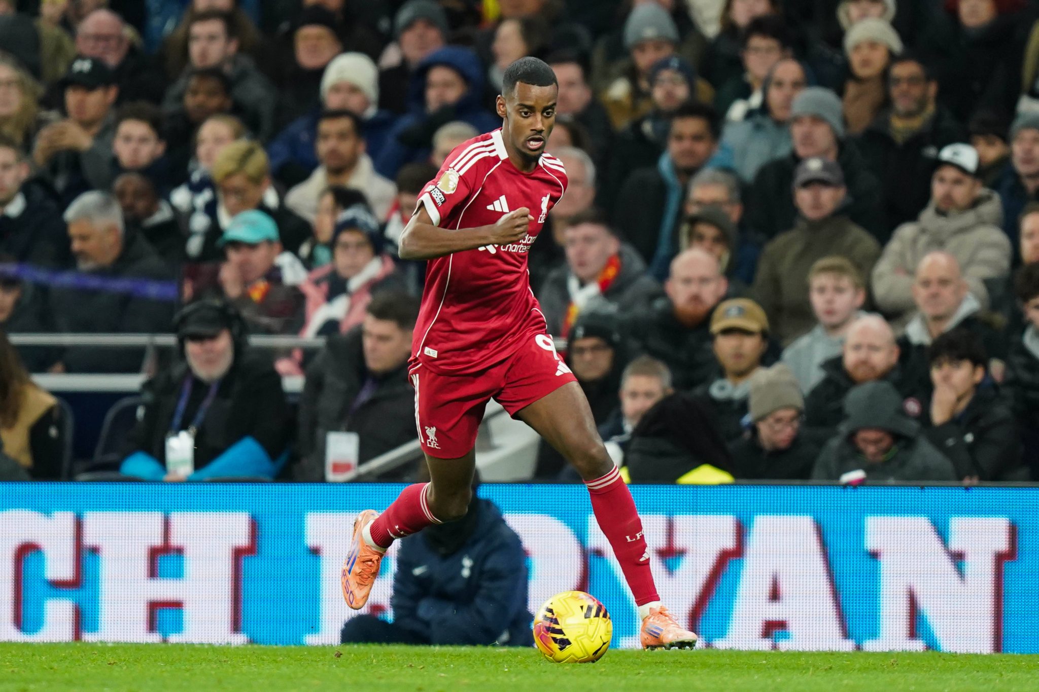 Alexander Isak em atua&ccedil;&atilde;o pelo Liverpool (Foto: Imago)