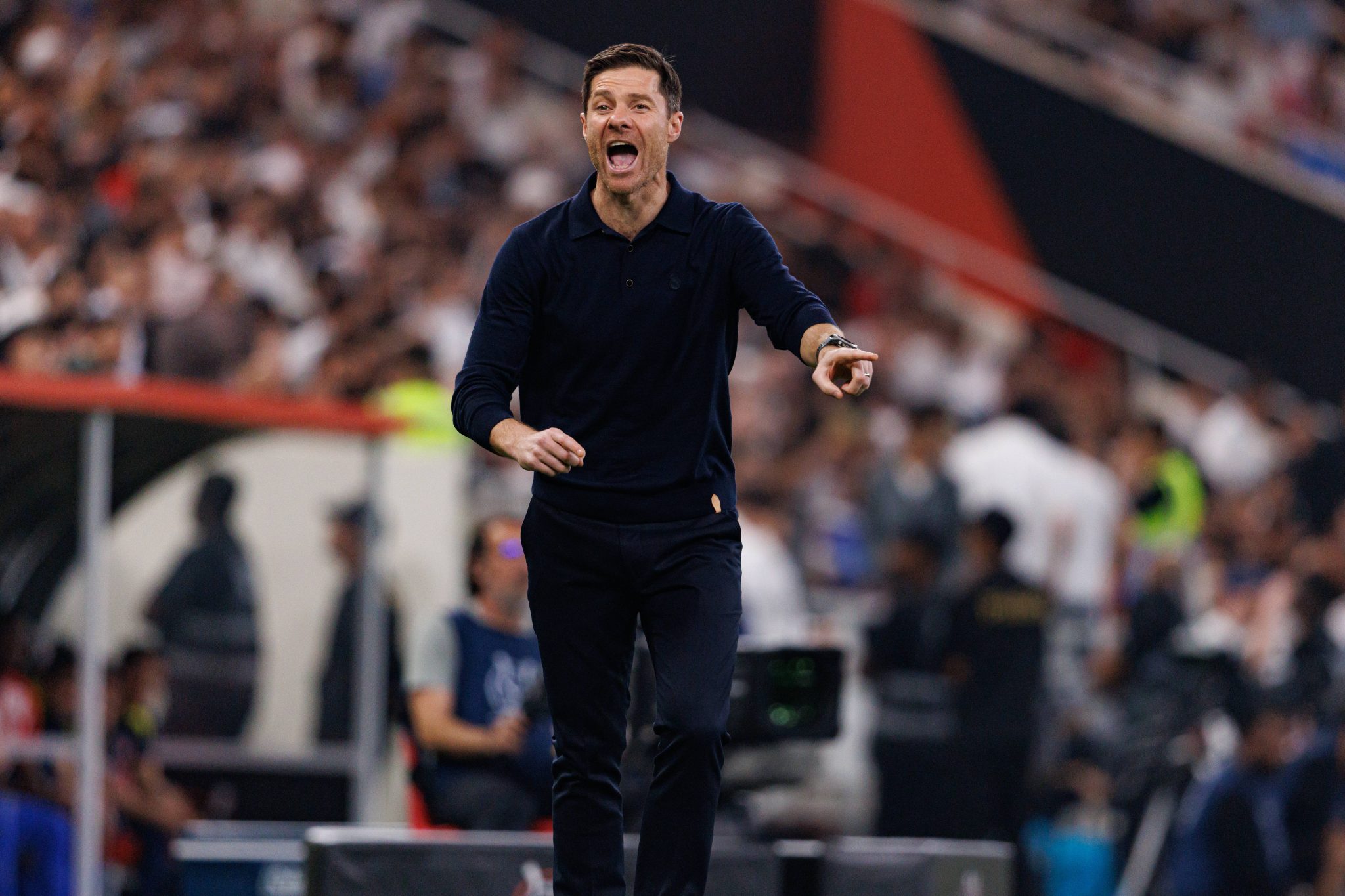 Xabi Alonso em atua&ccedil;&atilde;o como t&eacute;cnico (Foto: Imago)