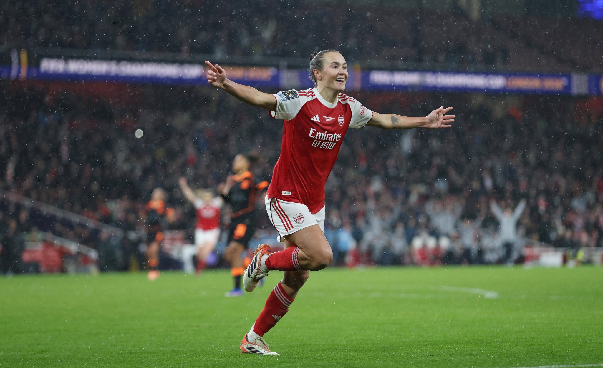 Caitilin Foord celebra gol do t&iacute;tulo do Arsenal na Copa das Campe&atilde;s (Foto: Imago)