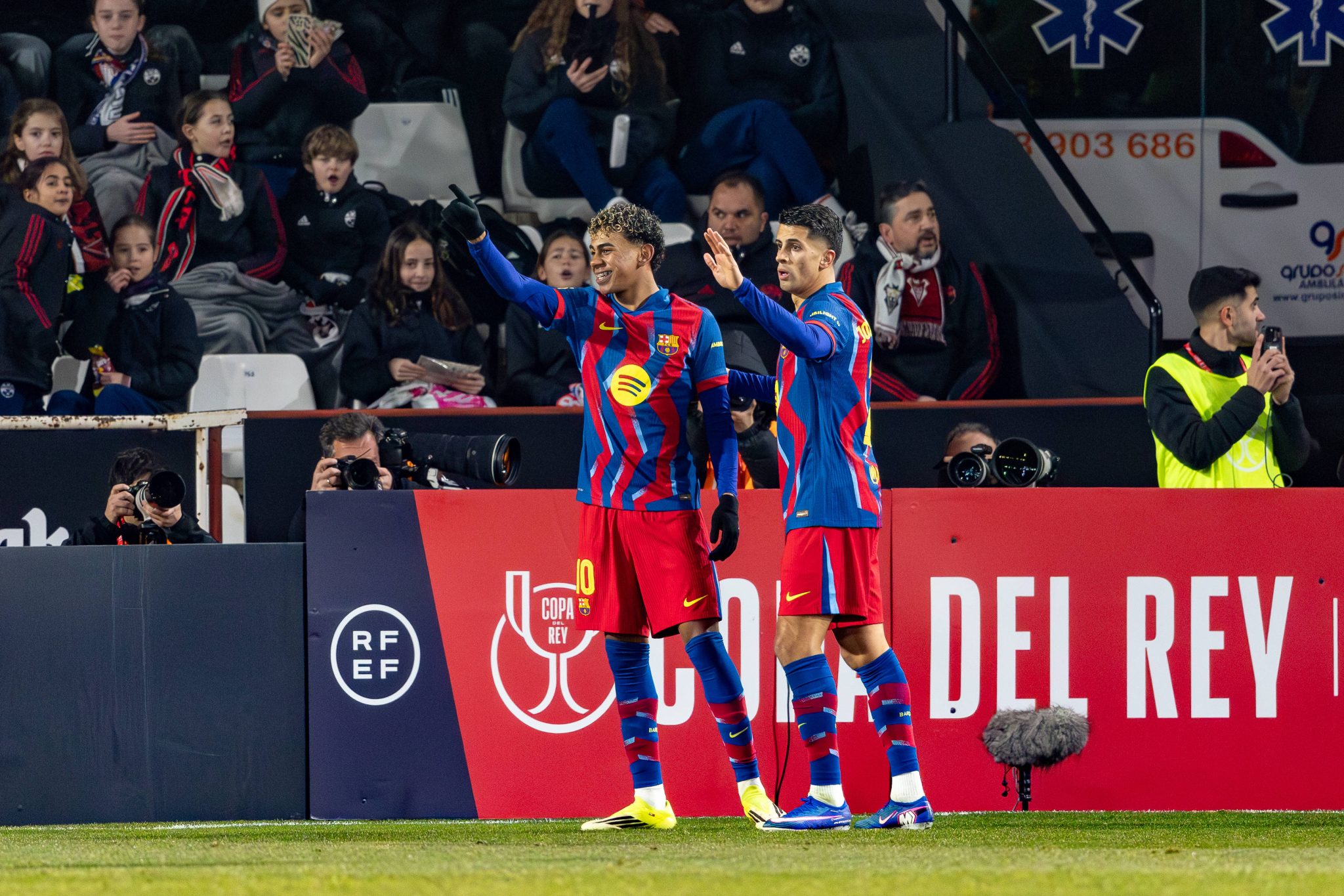 Lamine Yamal comemora gol pelo Barcelona (Foto: Imago)