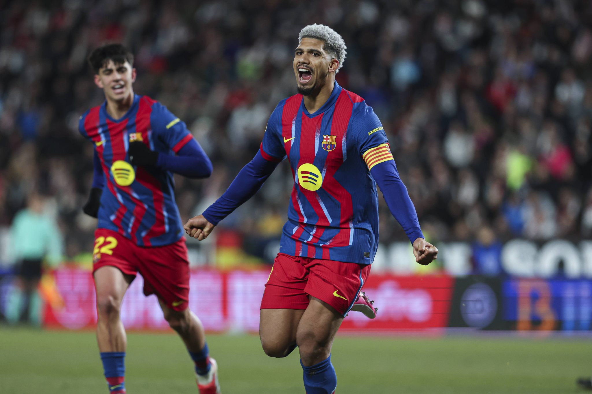 Ronald Ara&uacute;jo celebra gol pelo Barcelona (Foto: Imago)