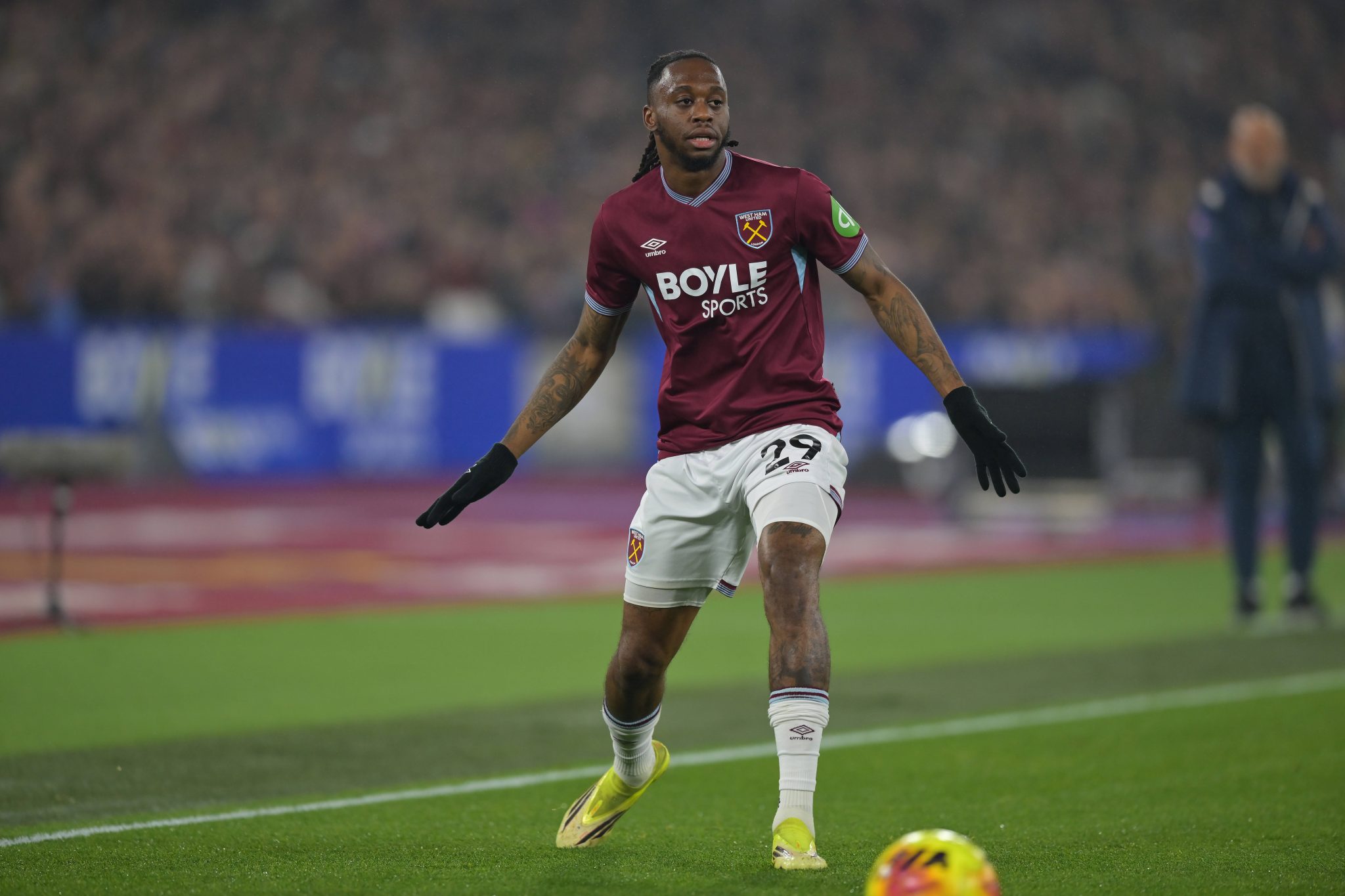 Aaron Wan-Bissaka em atua&ccedil;&atilde;o pelo West Ham (Foto: Imago)