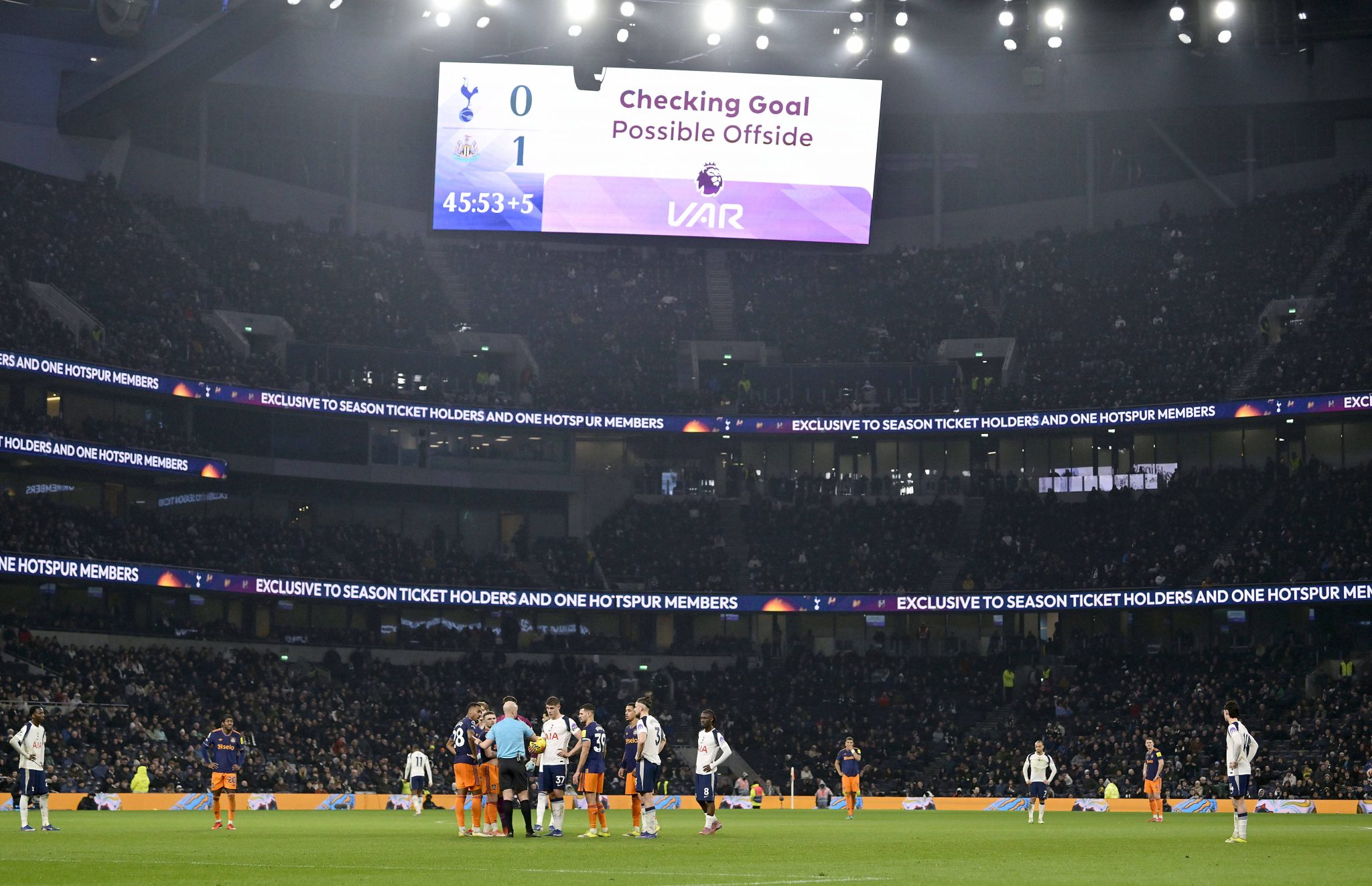 VAR em atua&ccedil;&atilde;o (Foto: Imago)