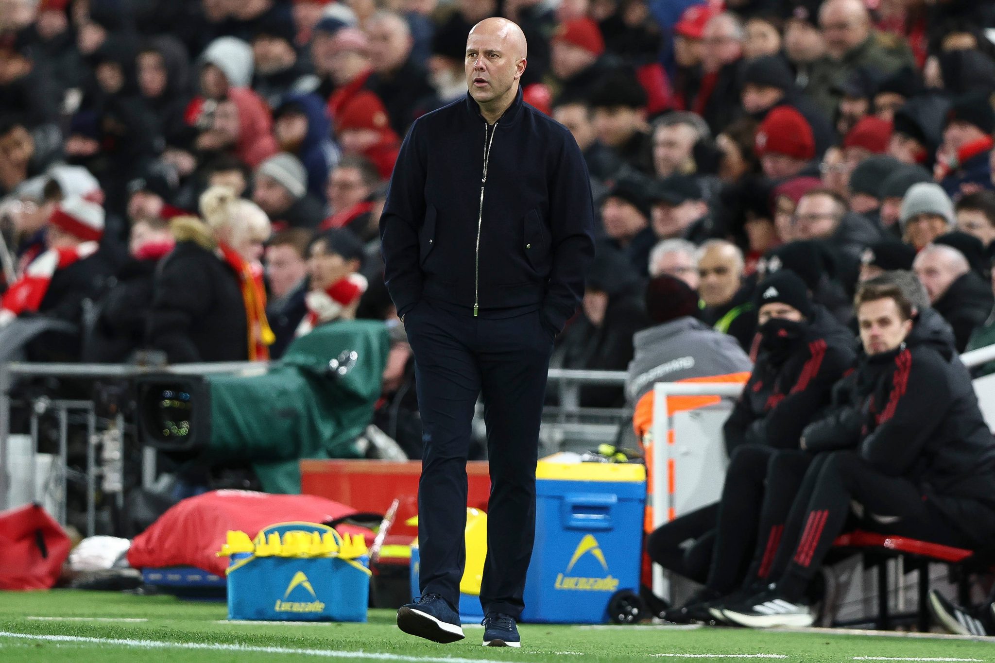 T&eacute;cnico Arne Slot durante partida do Liverpool (Foto: Imago)