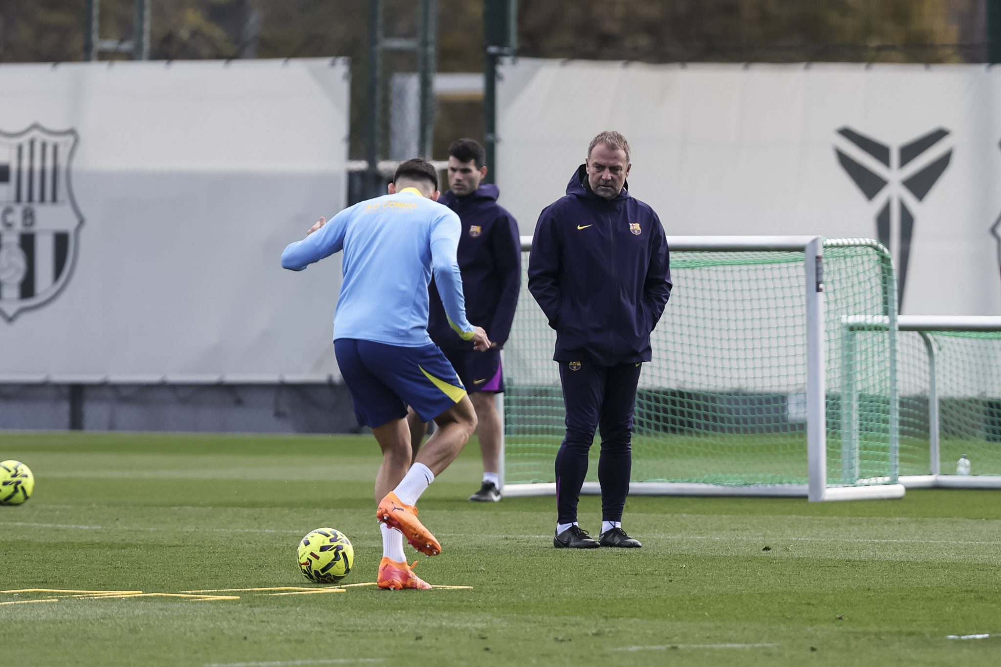 Hansi Flick durante treino do Barcelona (Foto: Imago)