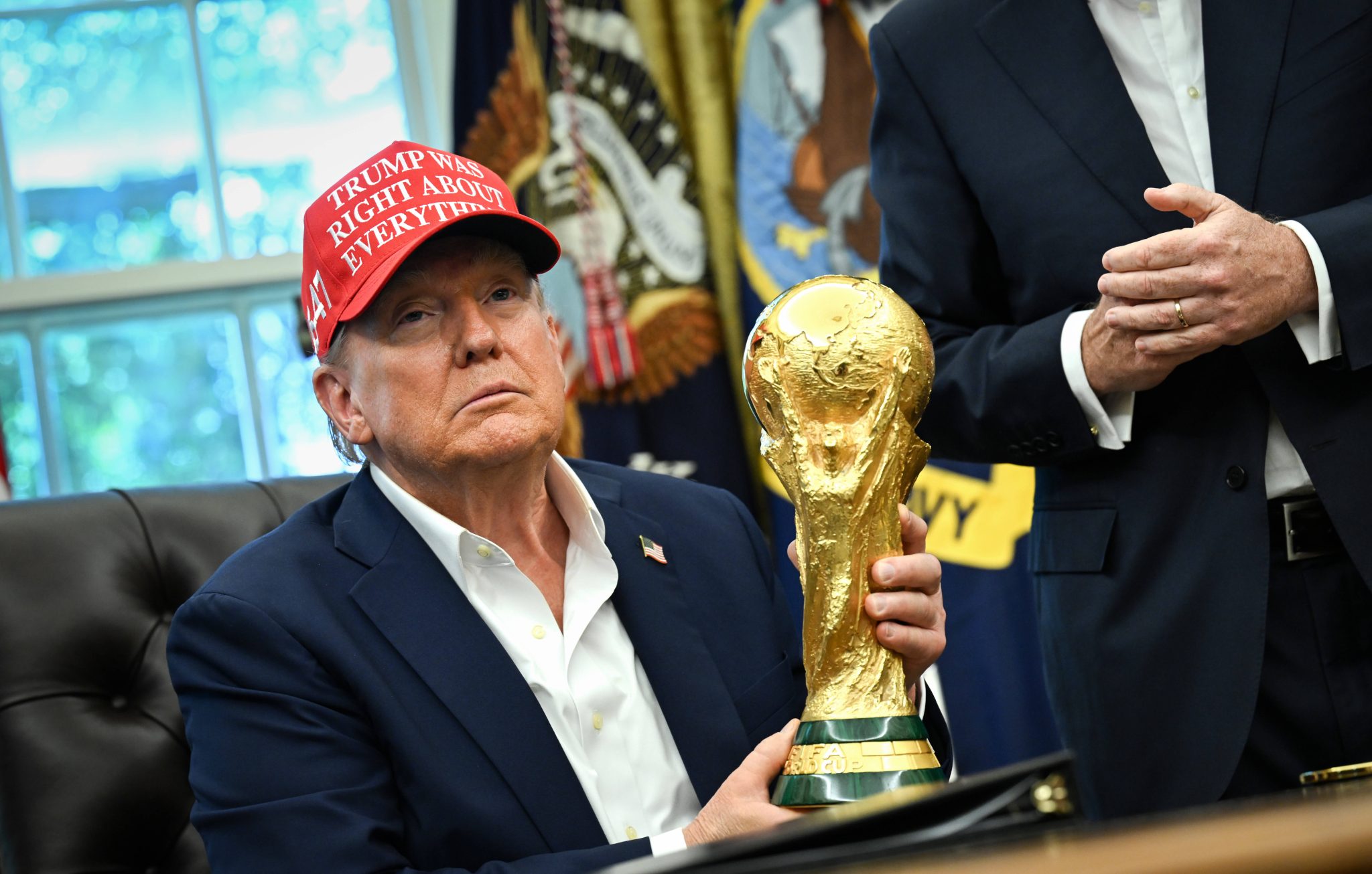 Donald Trump com ta&ccedil;a da Copa do Mundo (Foto: Imago)