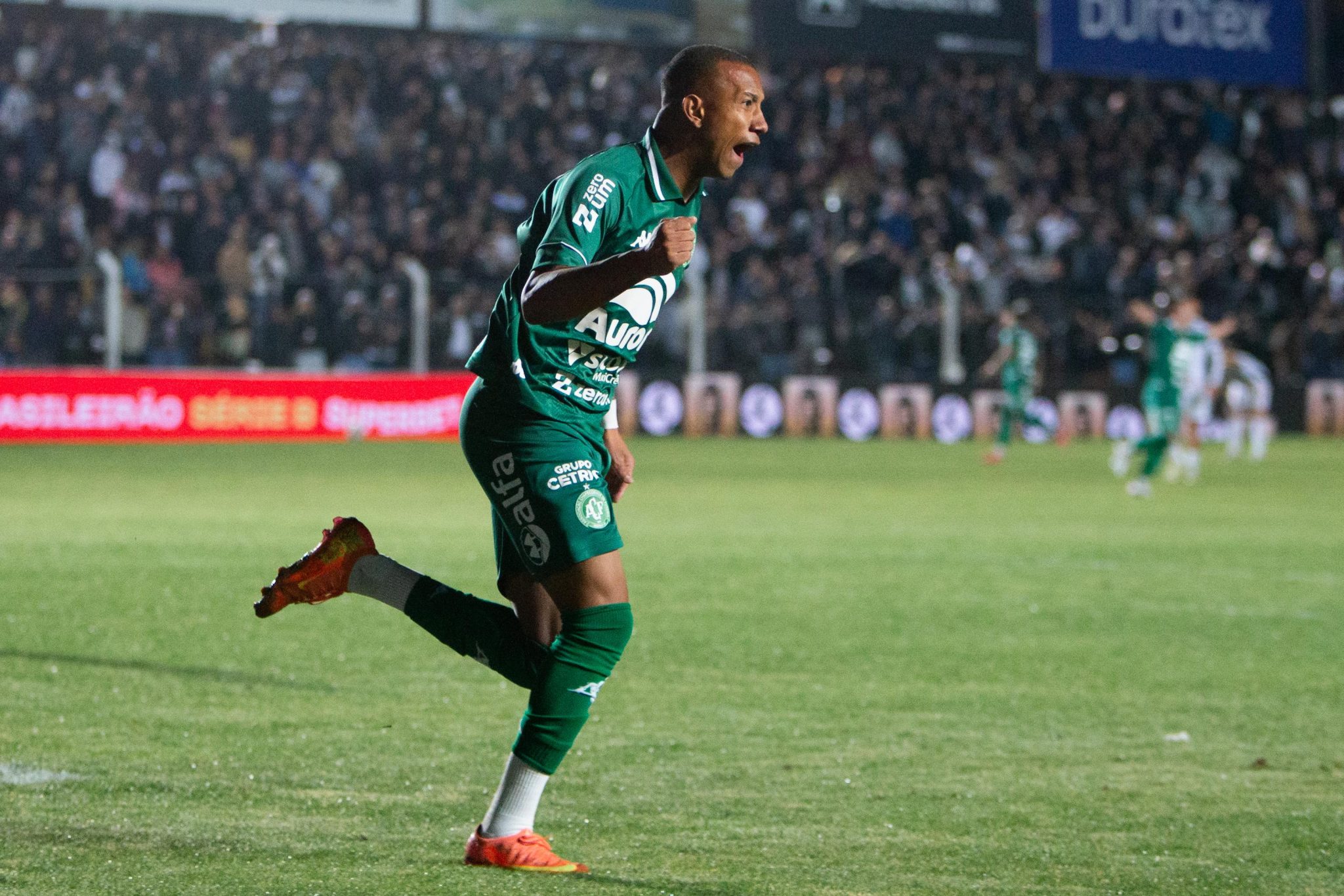 Italo Vargas comemora gol marcado pela Chapecoense na S&eacute;rie B 2025
