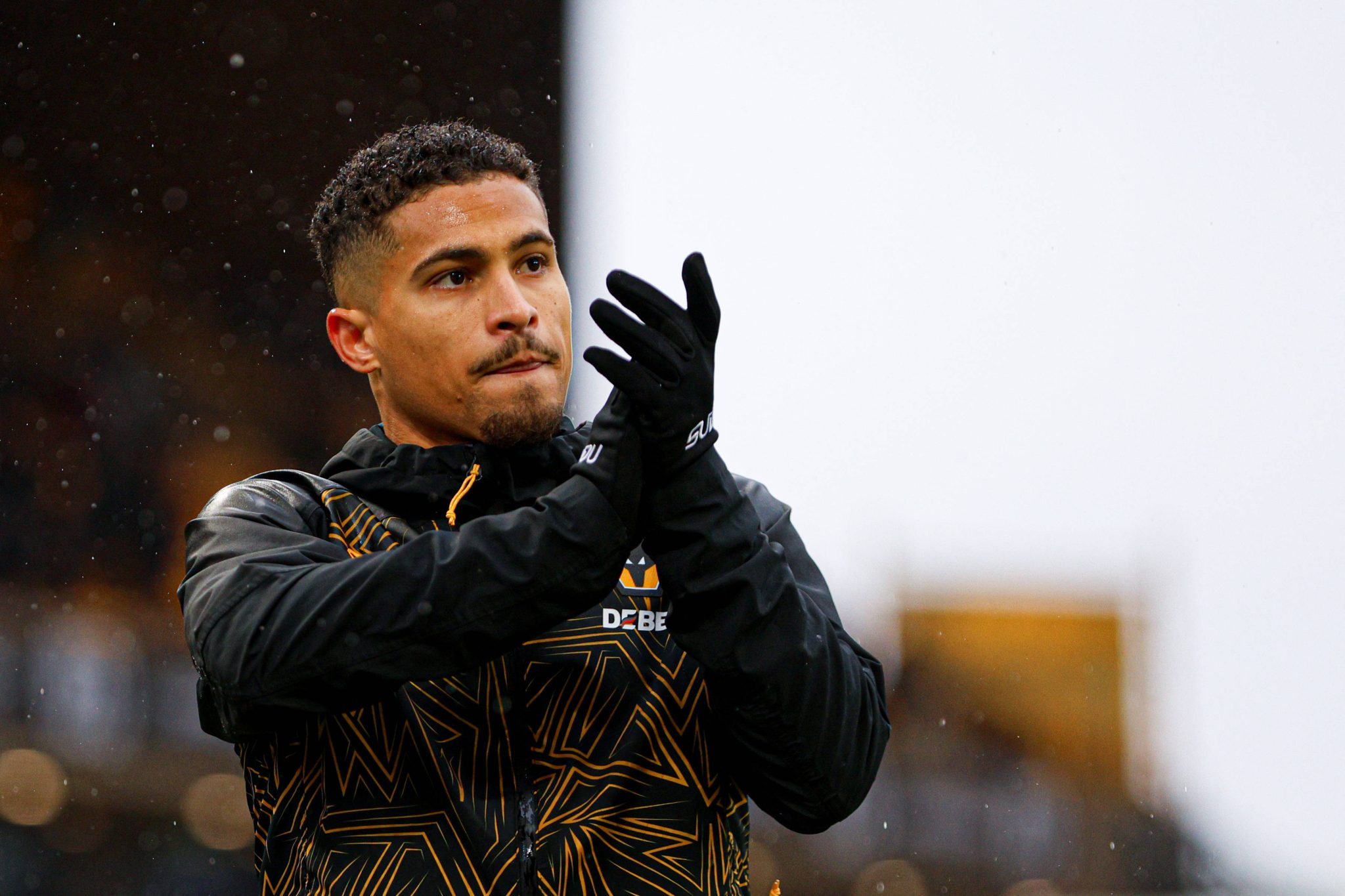 Jo&atilde;o Gomes aplaude torcida do Wolverhampton